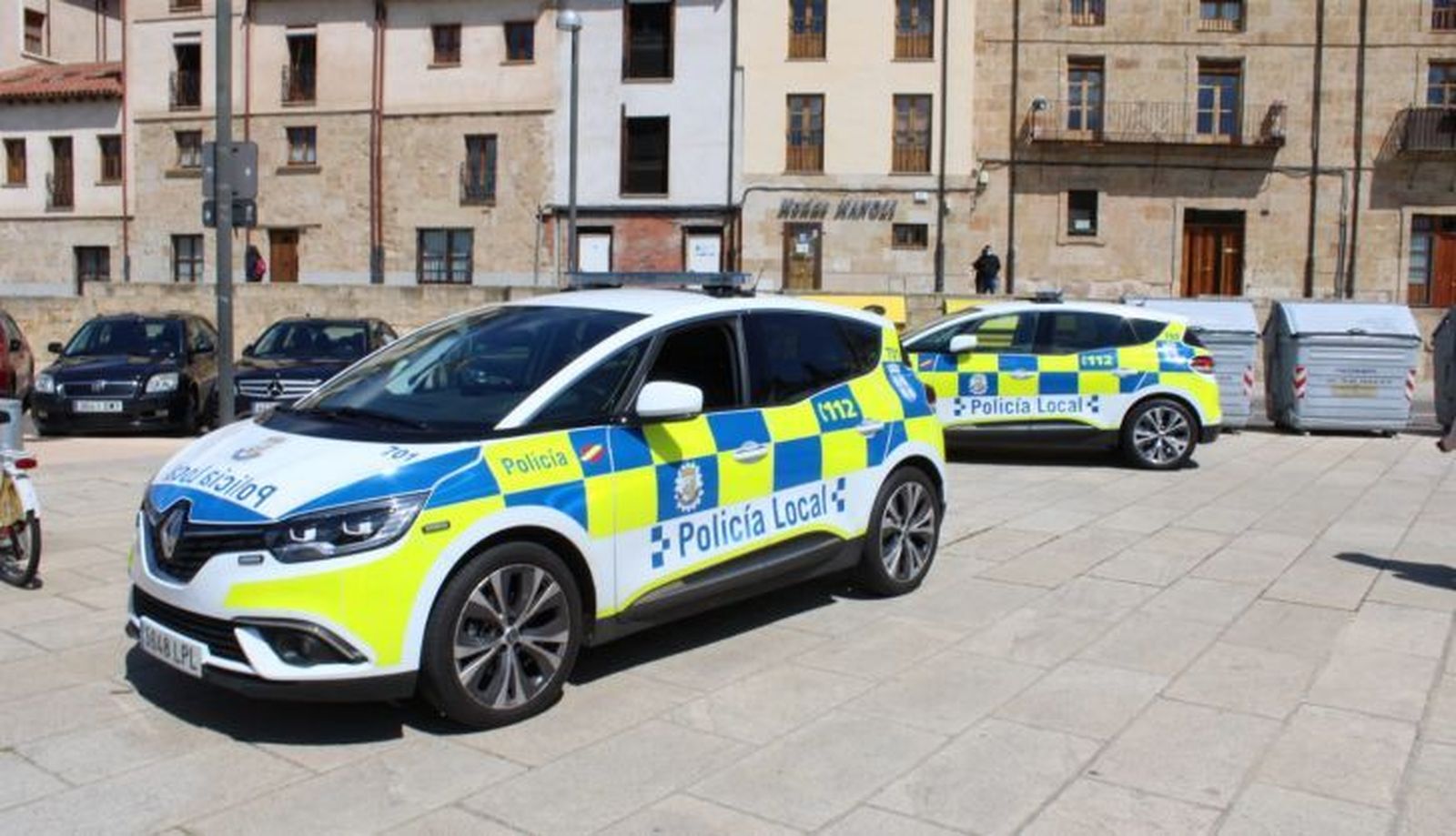 Dos coches de la Policía Local de Salamanca junto al Puente Romano en el Lunes de Aguas 2022
