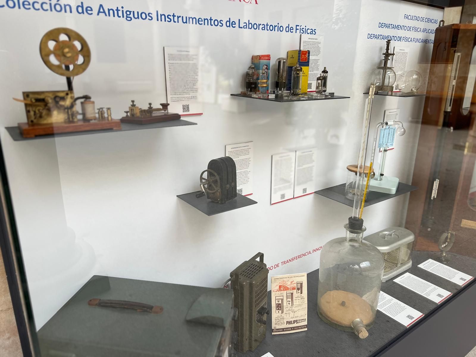 Colección del Laboratorio de Física en el Claustro del Edificio Trilingüe de la Facultad de Ciencias