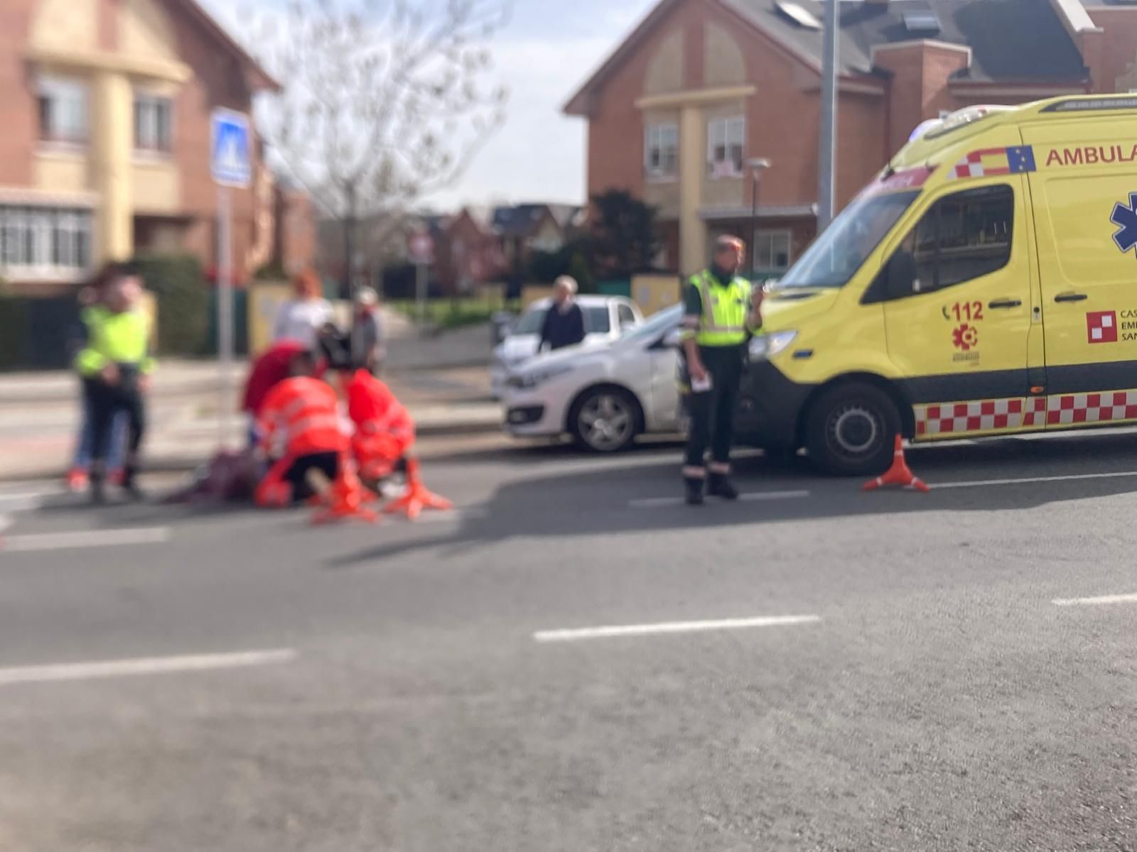 Personal sanitario atiende a la mujer en la travesía de Villamayor