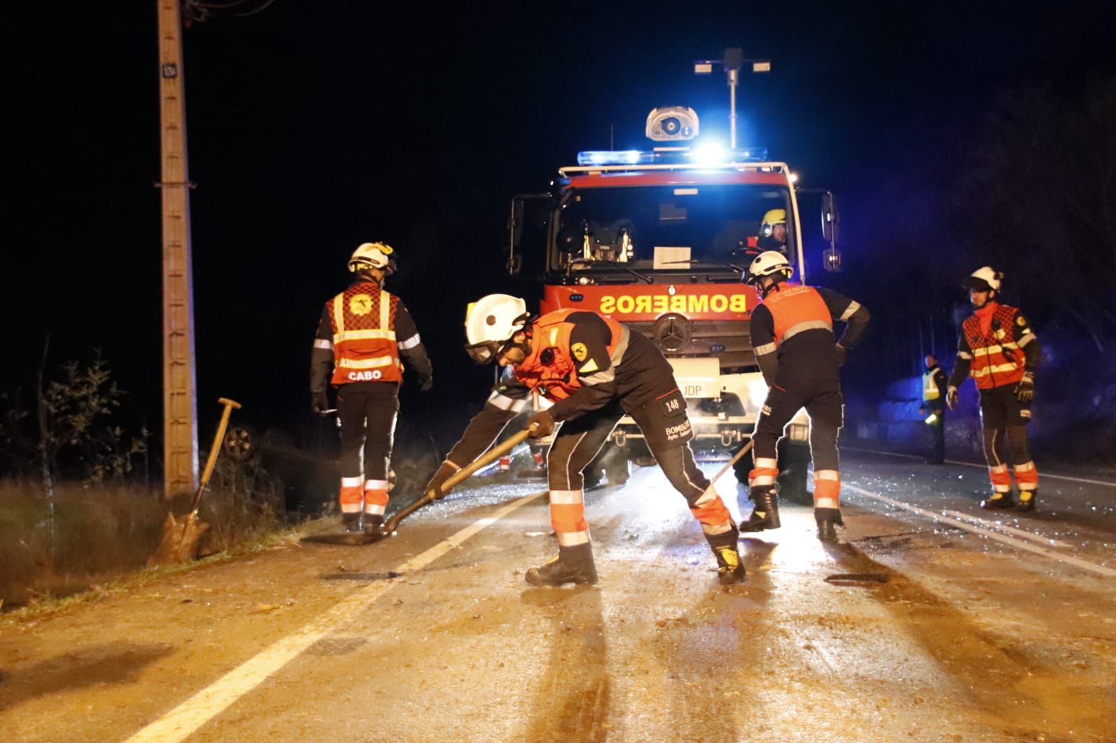 grave-accidente-en-la-carretera-de-aldealengua-con-un-coche-volcado-3