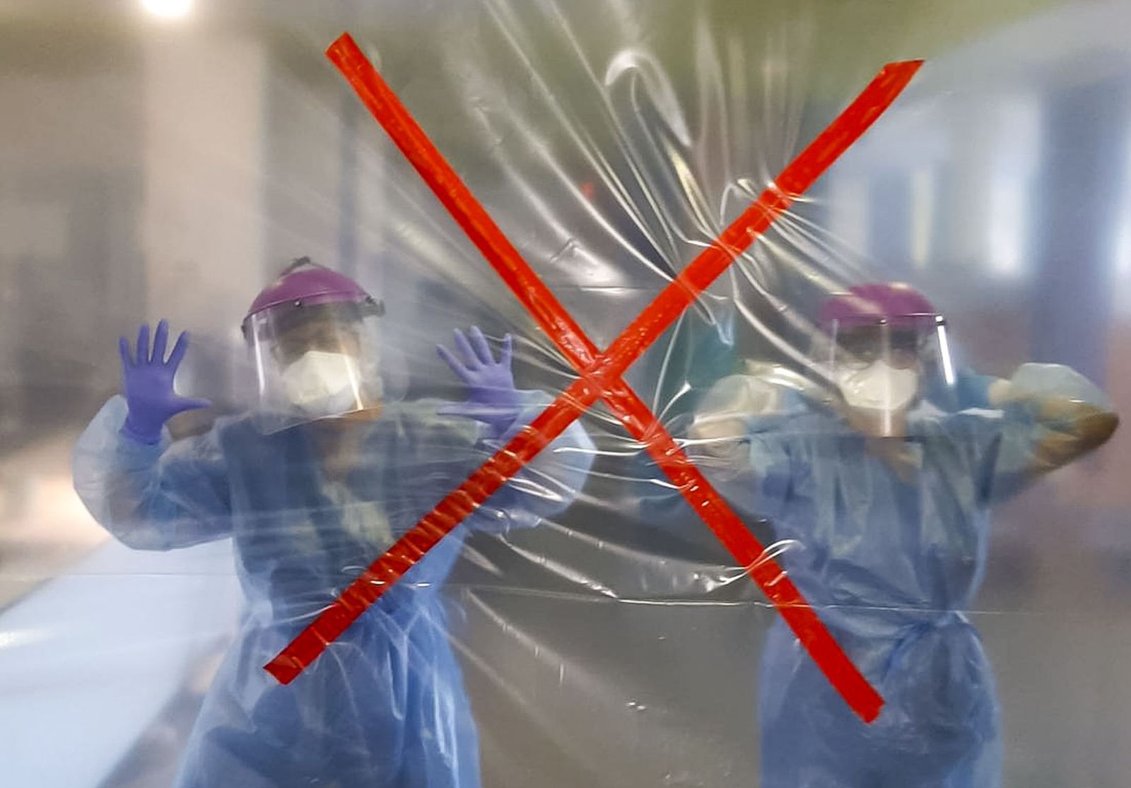 Sanitarios se preparan para el trabajo. | ICAL