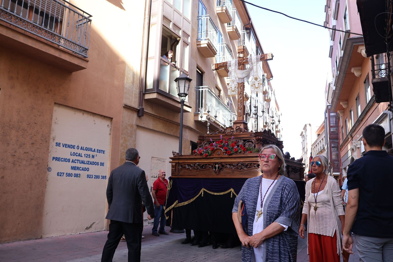 La Exaltación de la Cruz procesiona por las calles de Zamora rumbo a la carpa de San Bernabé