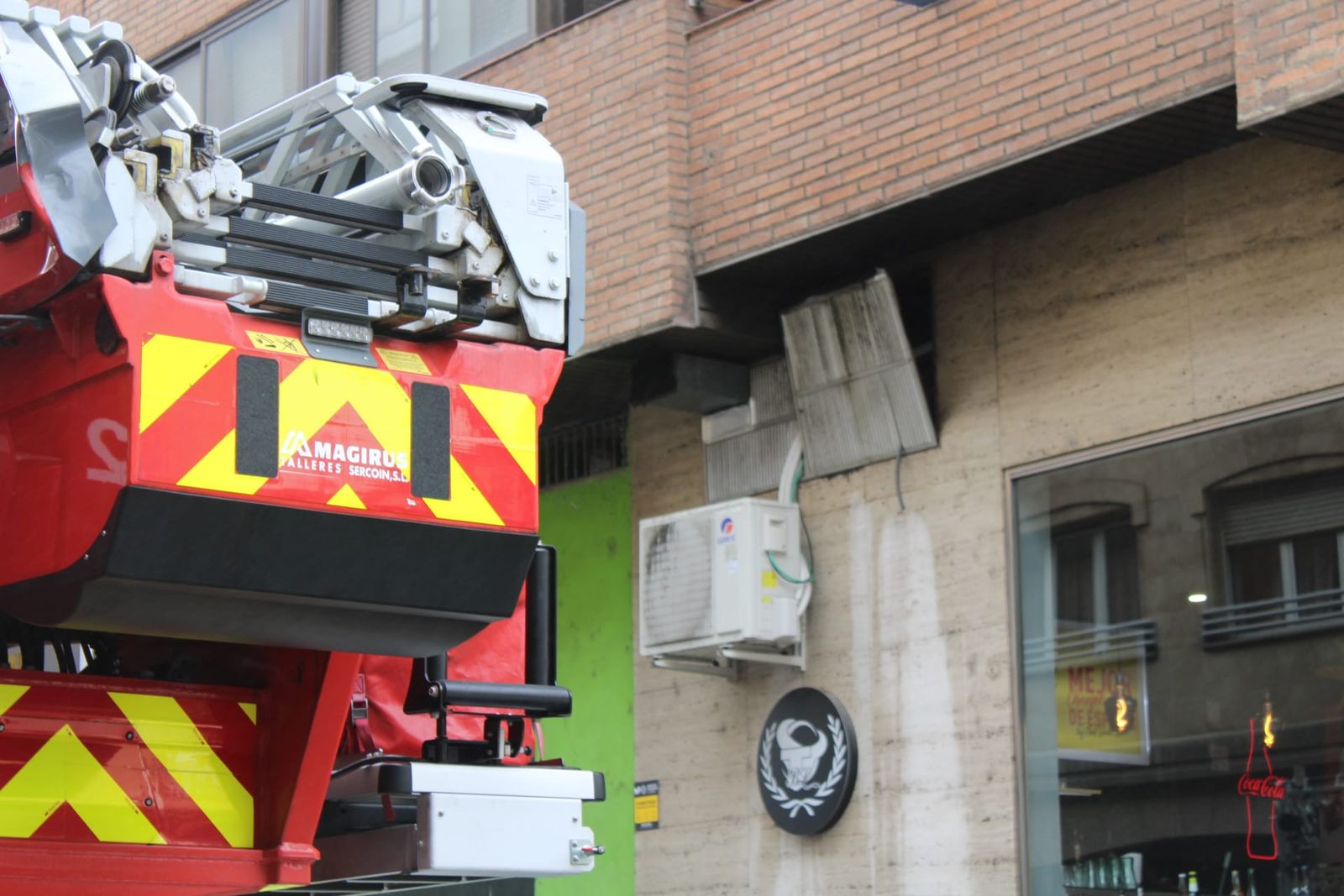 bomberos-y-policia-local-en-la-calle-fernando-de-la-pena-3