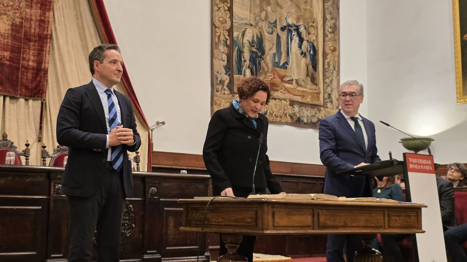 El rector de la Universidad de Salamanca preside el acto de toma de posesión de nuevos cargos académicos y del personal docente e investigador