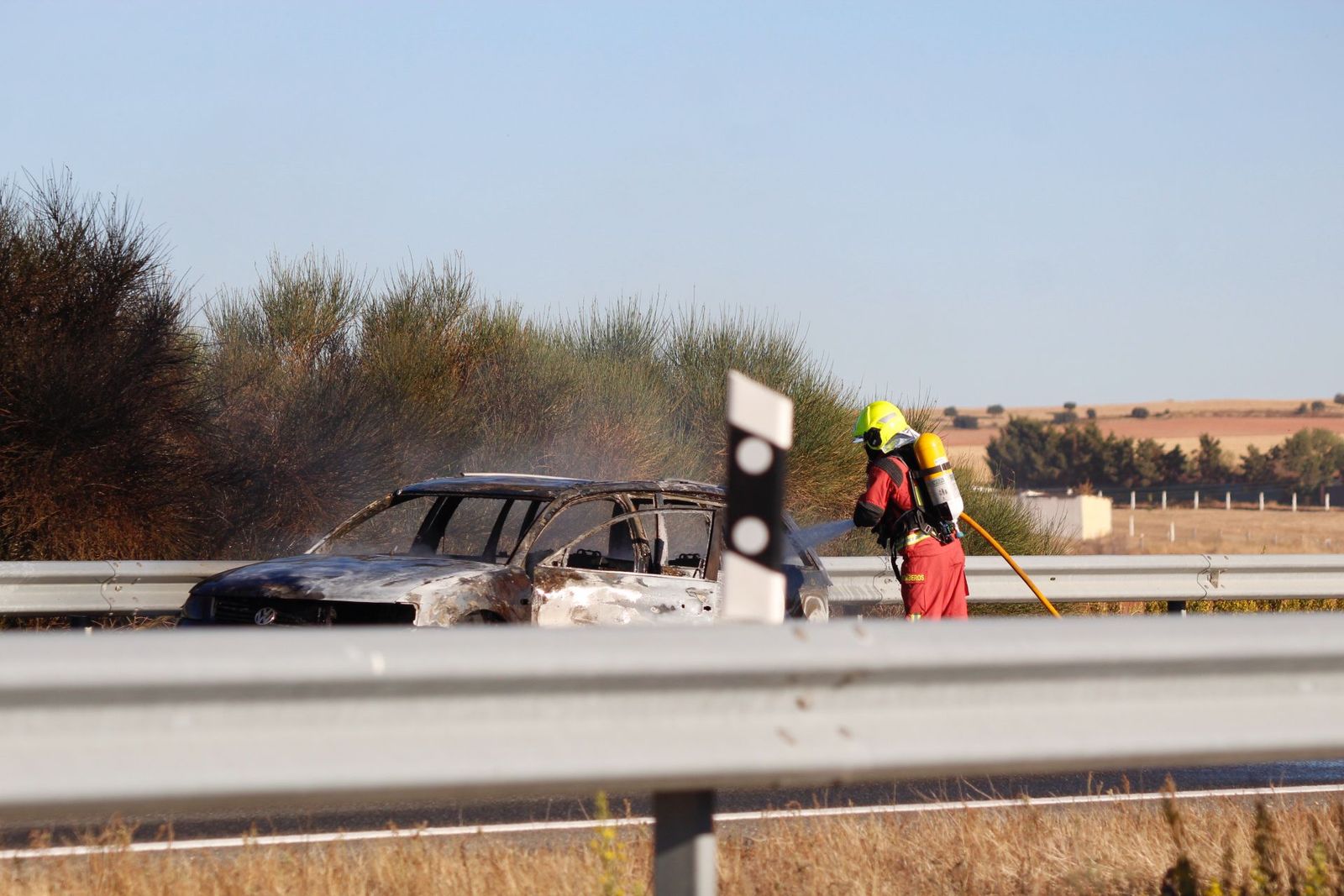 Un coche echa a arder en la autovía y moviliza a bomberos y Guardia Civil