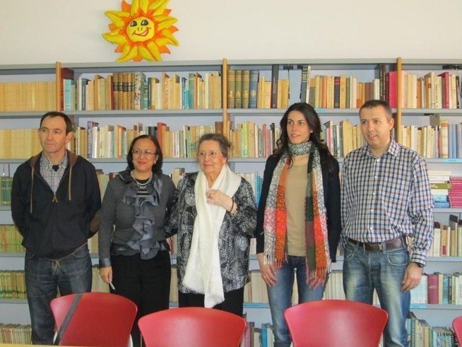 Berta Pallares, en el centro de la imagen, durante un aniversario de la Biblioteca