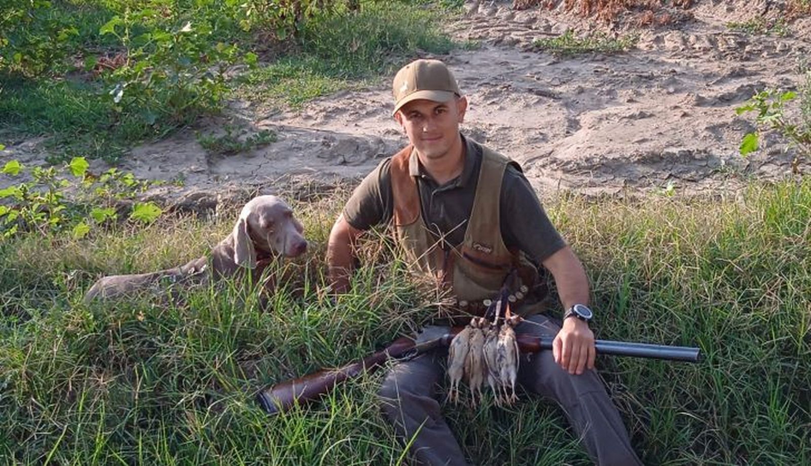 Juanmi junto a su perro y varias codornices abatidas en Mozodiel