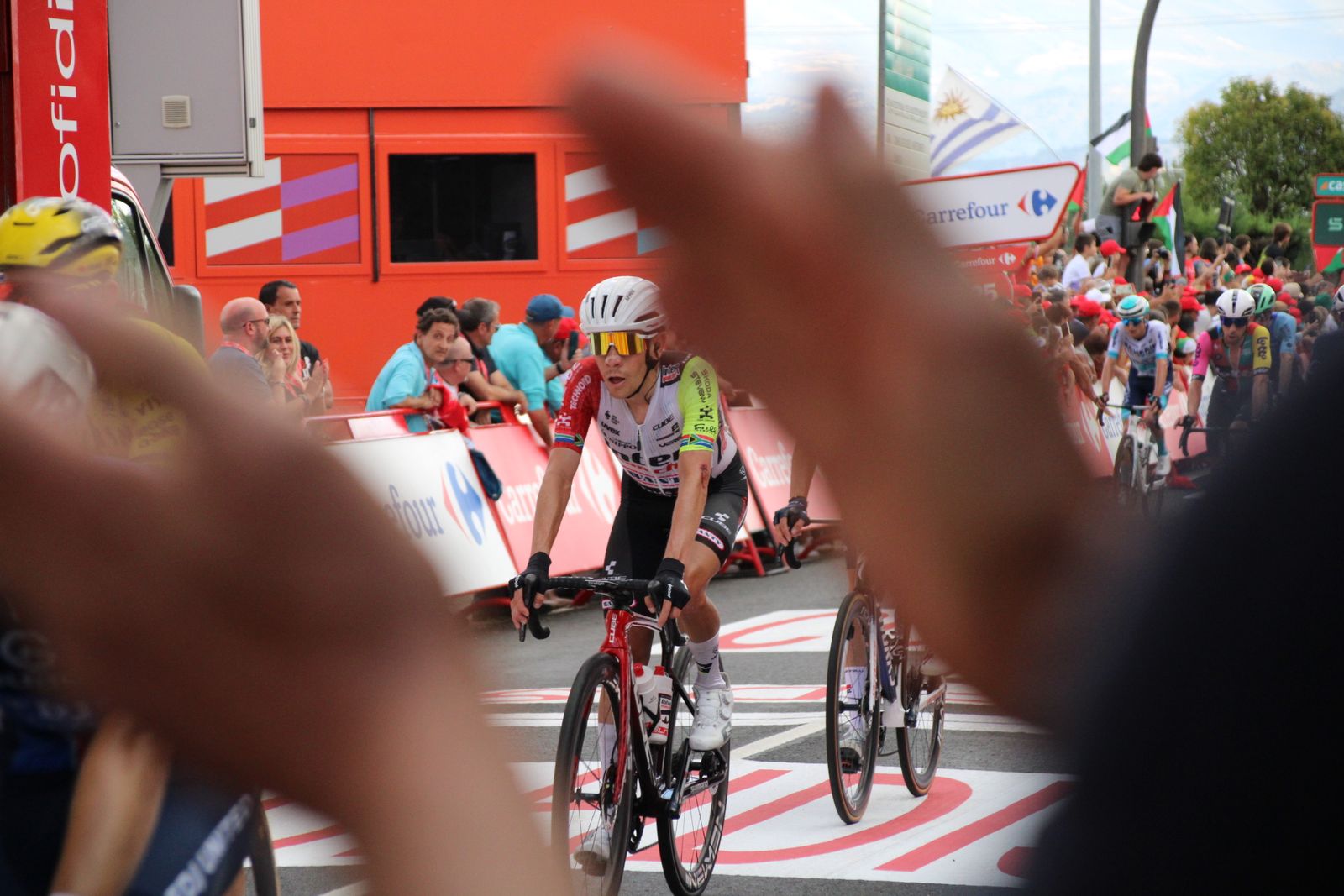 La Vuelta llega a Guijuelo y Philipsen se lleva el esprint
