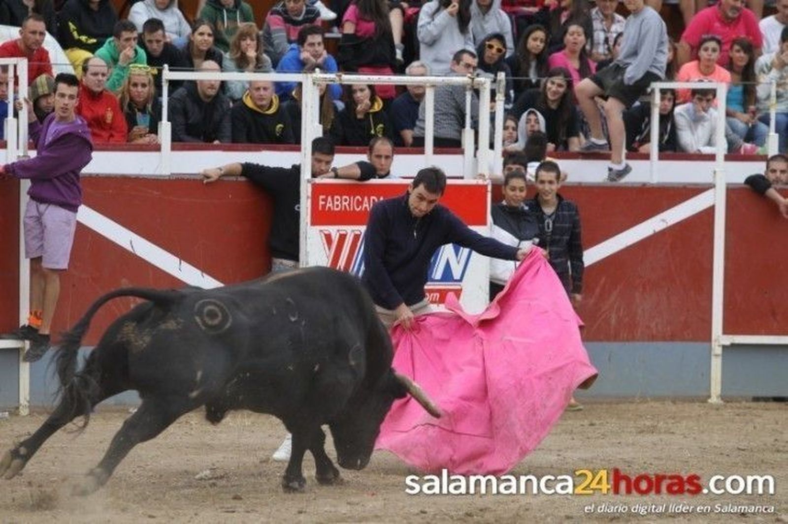 El toro del aguardiente pone a prueba el aguante festivo de los trastormesinos