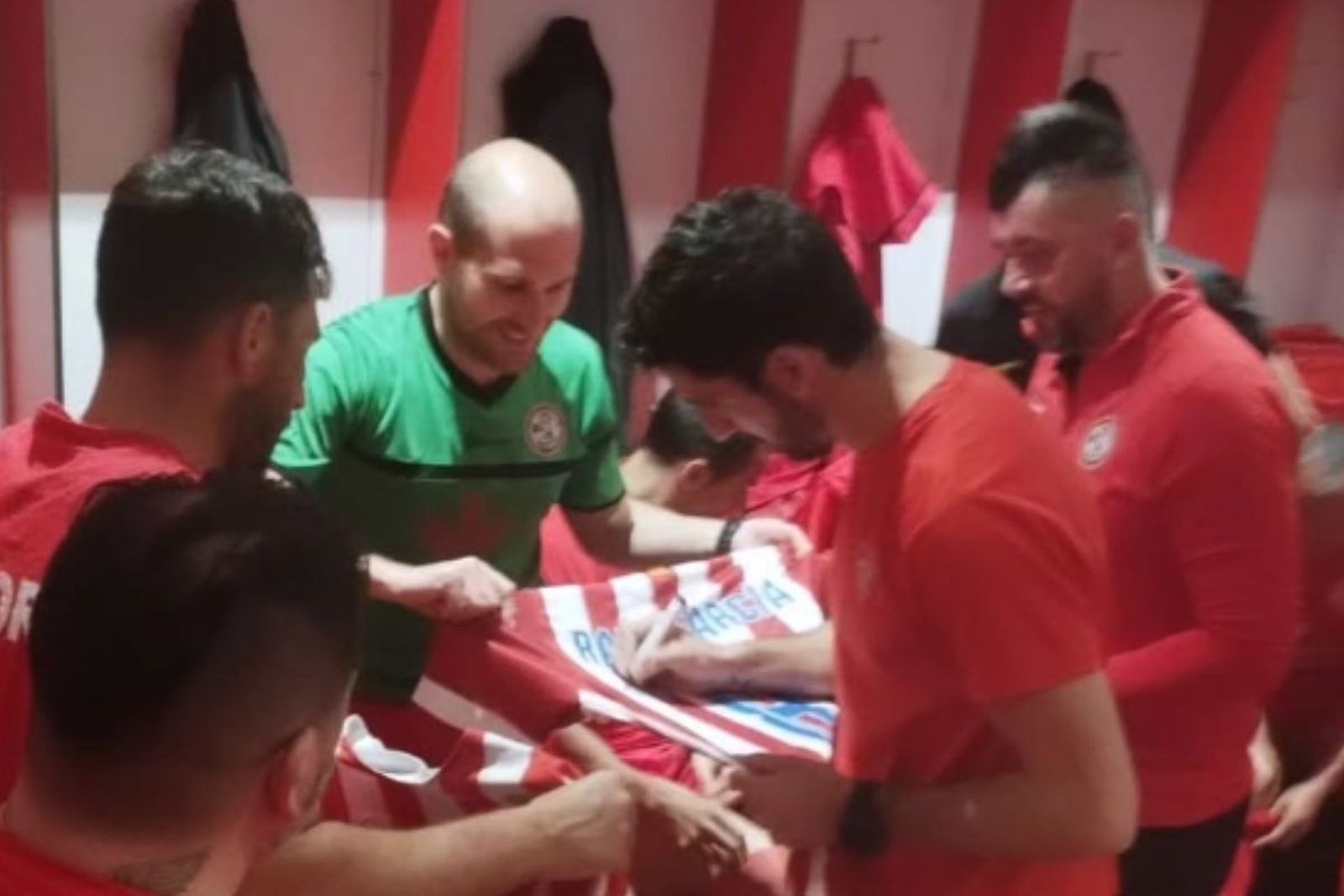 El exdelantero, Raúl García, firma una camiseta