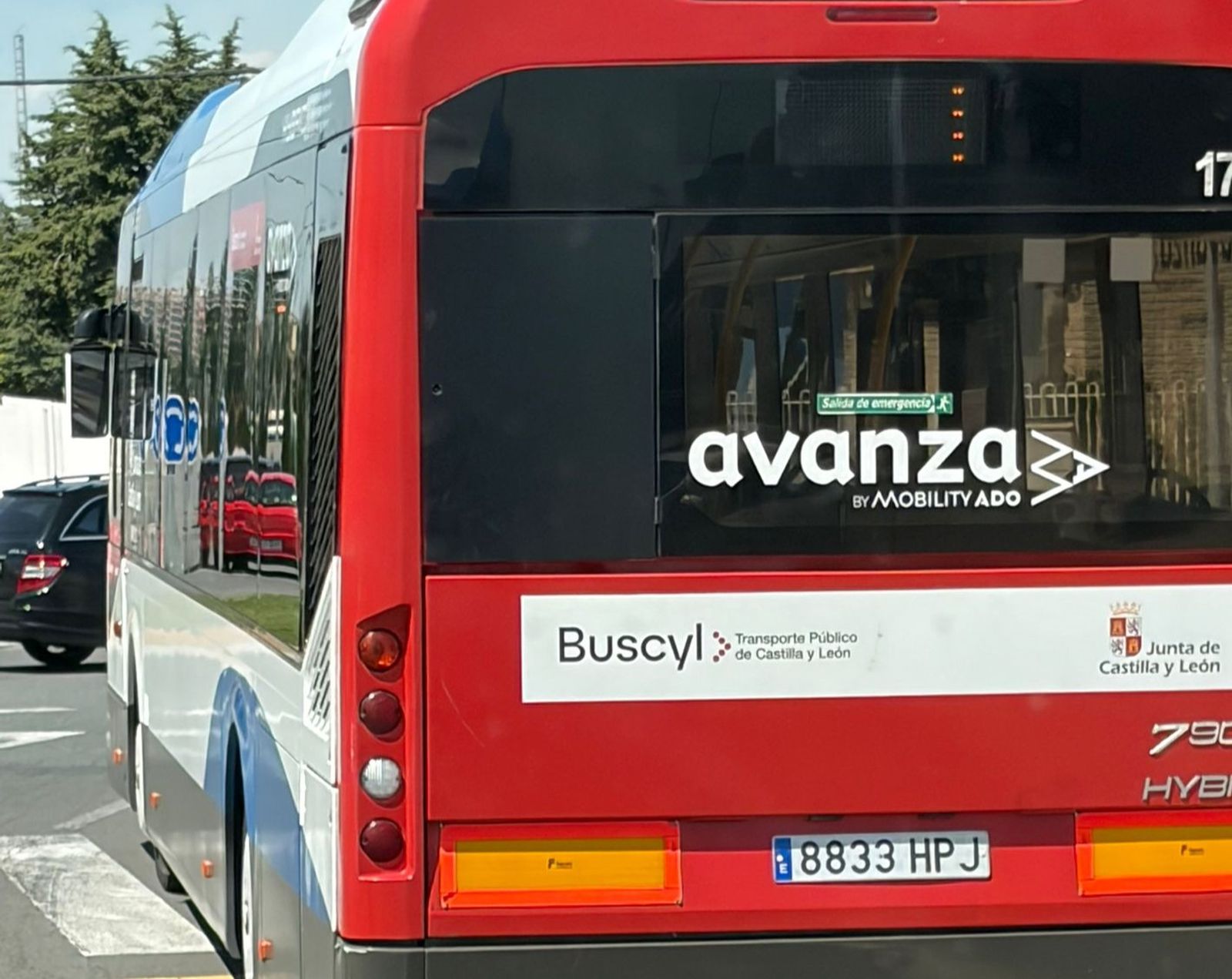 Bus avanza averiado en el polígono de Carbajosa