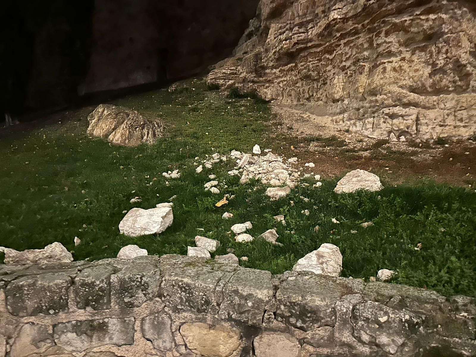 Desprendimiento de piedras frente al hotel Rector