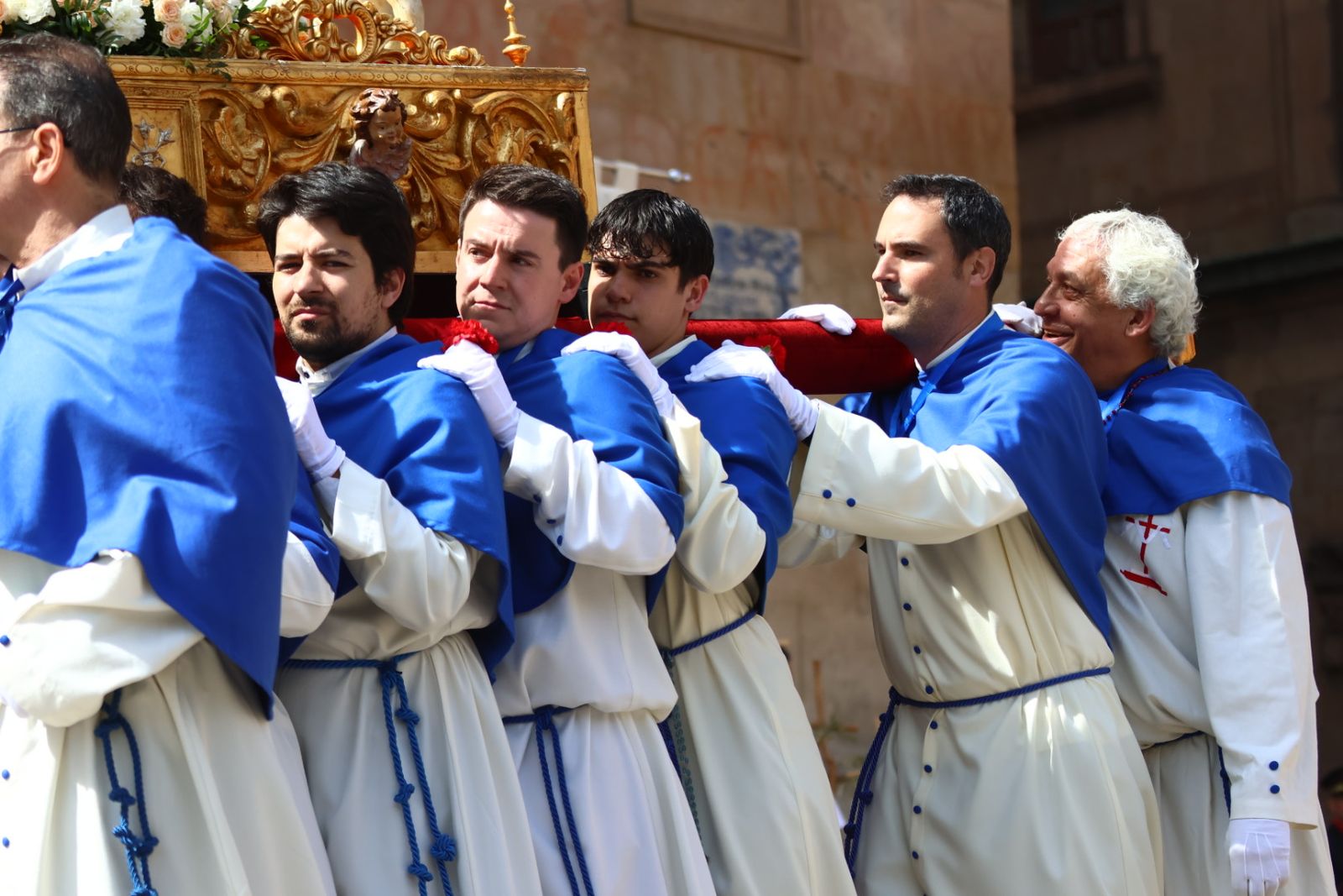 Procesión del encuentro de Nuestra Señora de la Alegría y Jesús Resucitado en el Domingo de Resurrección en Salamanca