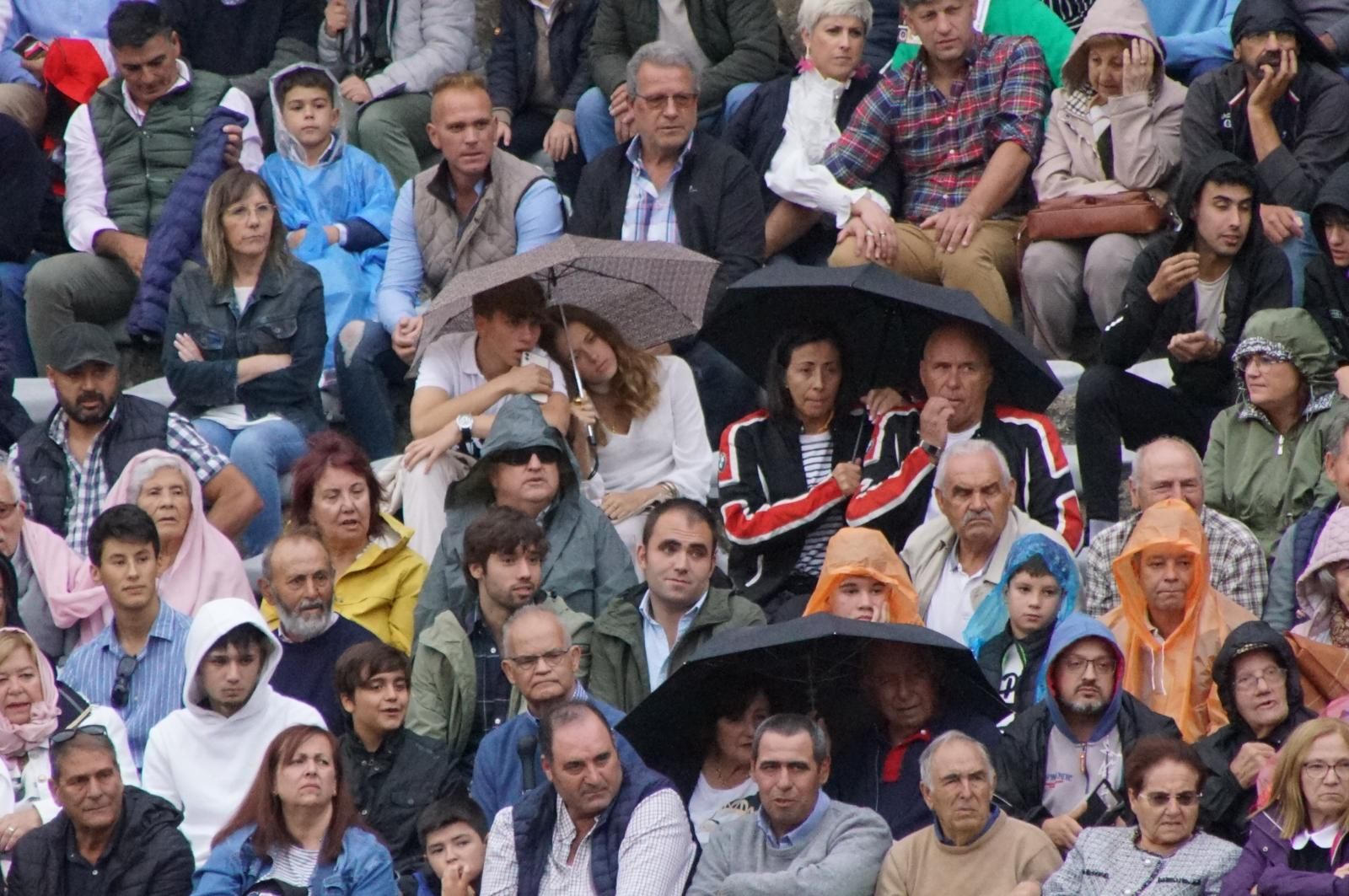 ambiente-en-el-patio-de-cuadrillas-de-la-glorieta-para-ver-a-sergio-galan-diego-ventura-y-guillermo-hermoso-de-mendoza-21-de-septiembre-de-2024-fotos-juanes-71