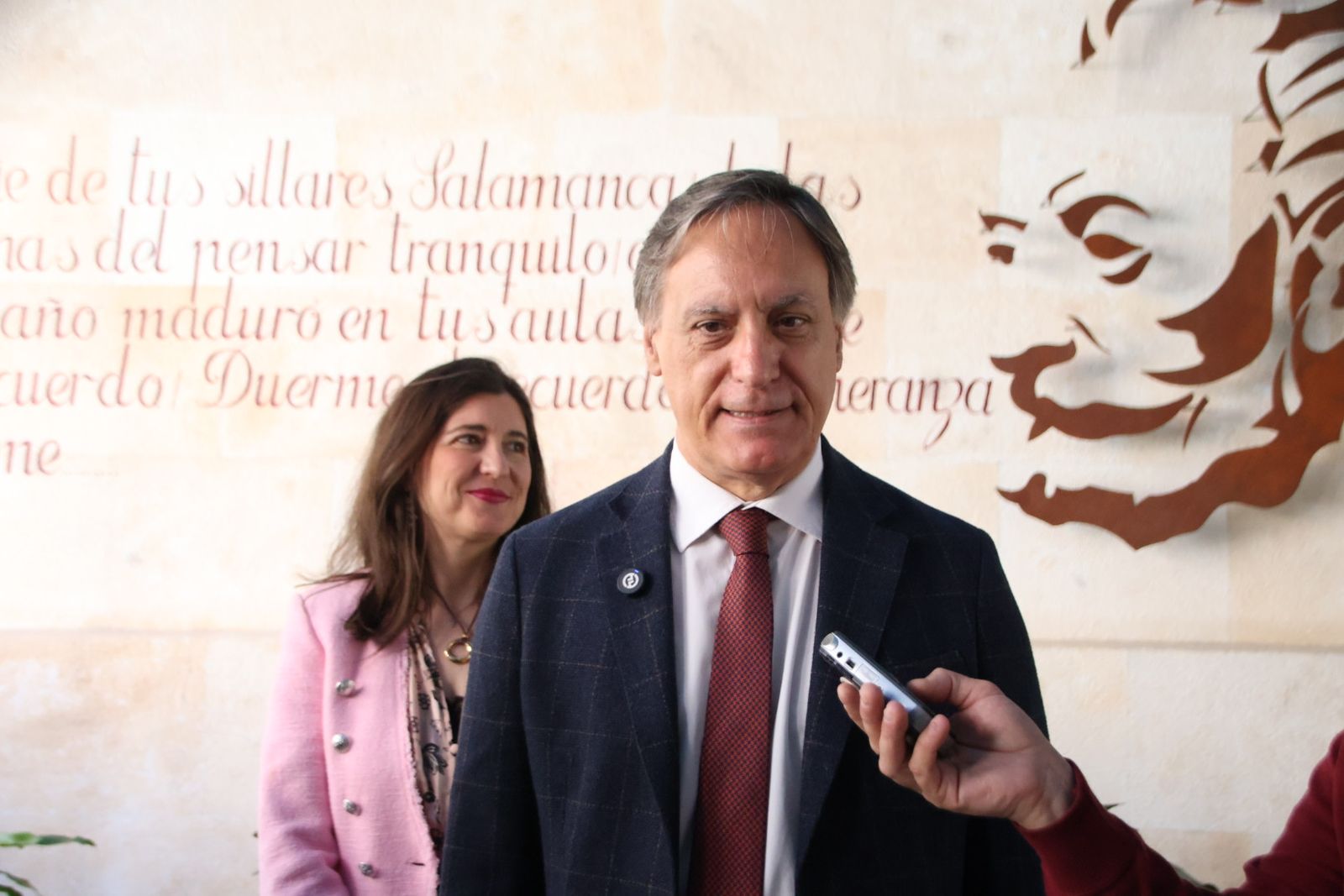 El alcalde de Salamanca, Carlos García Carbayo, visita la nueva acción formativa en hostelería del proyecto Laboris Helmántica