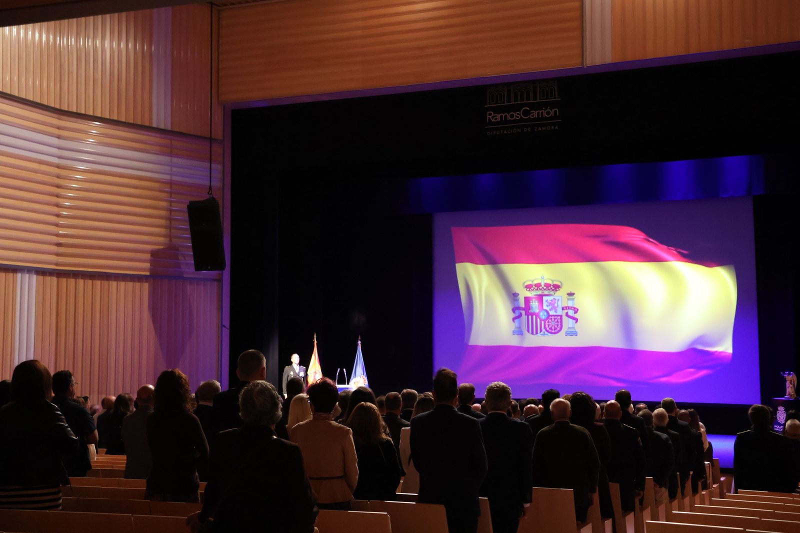 Ceremonia de imposición de condecoraciones a miembros de la Policía Nacional en honor a los Santos Ángeles Custodios