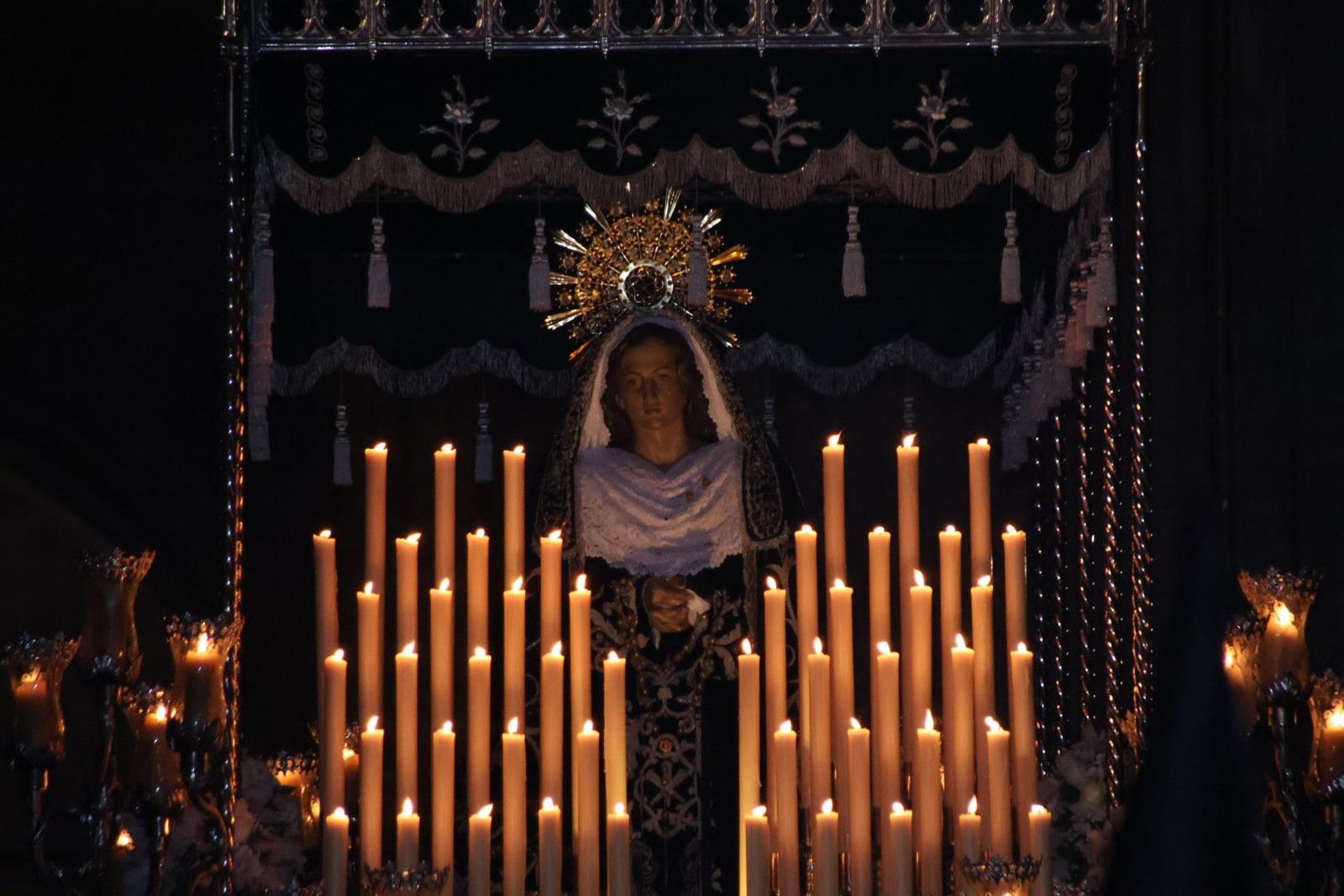 Miles de salmantinos acompañan en su luto a la Soledad