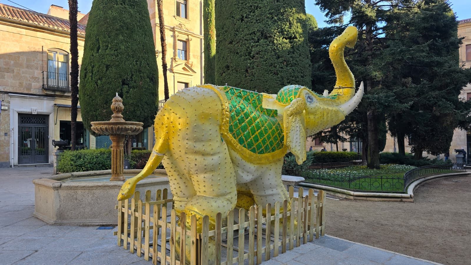 Desperfecto en la cola de uno de los elefantes de Navidad de la plaza de la Libertad