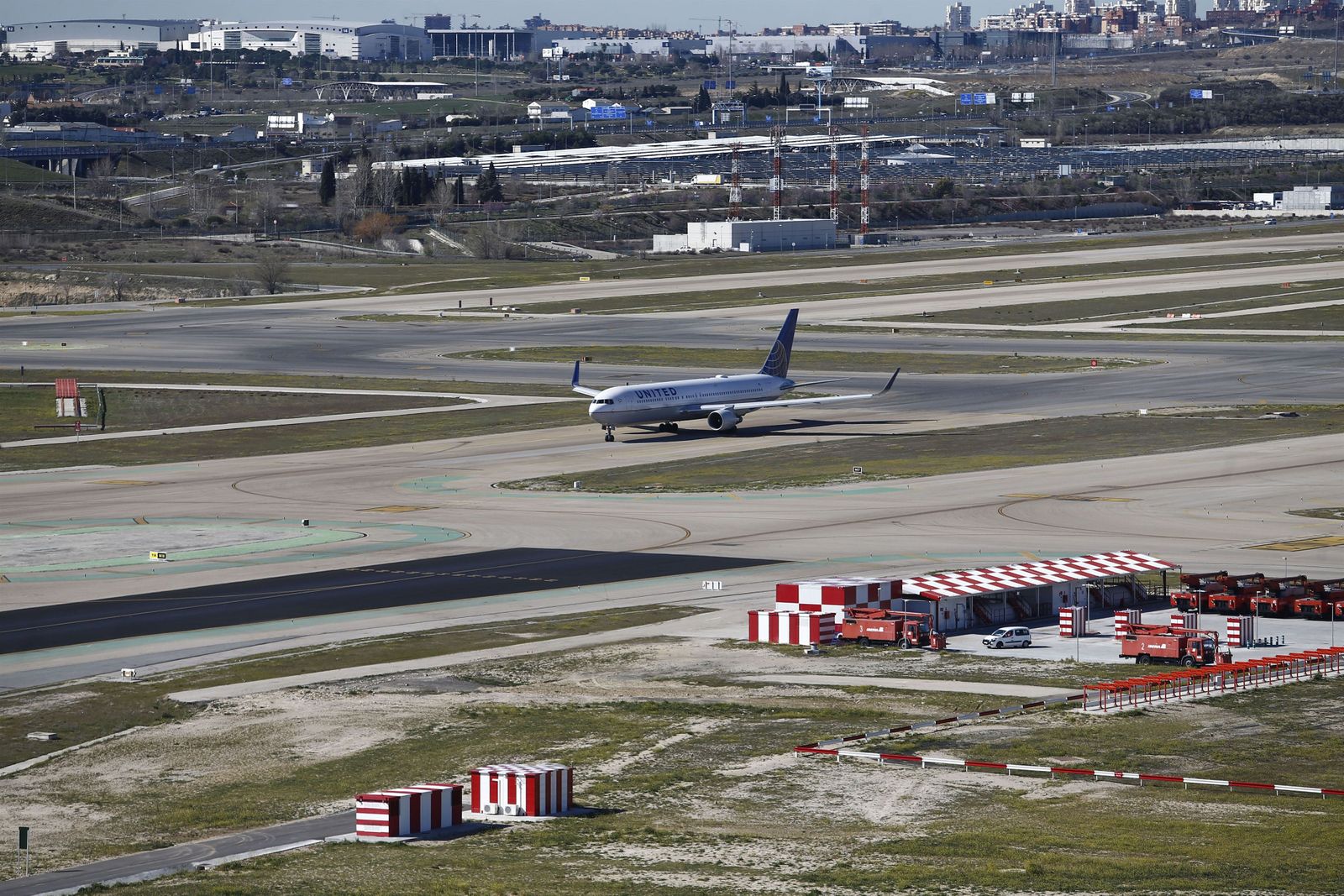 Aeropuerto Barajas, pista de aterrizaje y despegue, pista, tren de aterrizaje, ruedas de avión, cola, ala de avión, vista del aeropuerto de Barajas, avión de la aerolínea Unided Aeropuerto Barajas, pista de aterrizaje y despegue, pista, tren de aterrizaje, ruedas de avión, cola, ala de avión, vista del aeropuerto de Barajas, avión de la aerolínea Unided