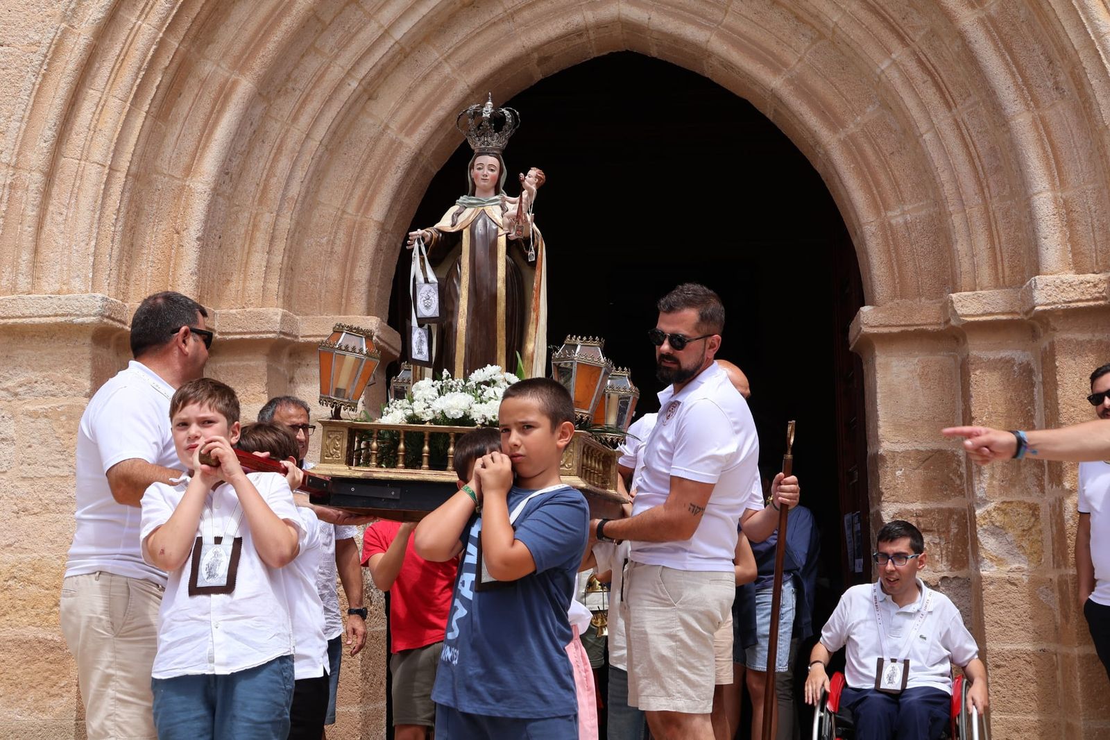 La Virgen del Carmen inunda los corazones y se refleja en las inocentes miradas de los cofrades más jóvenes