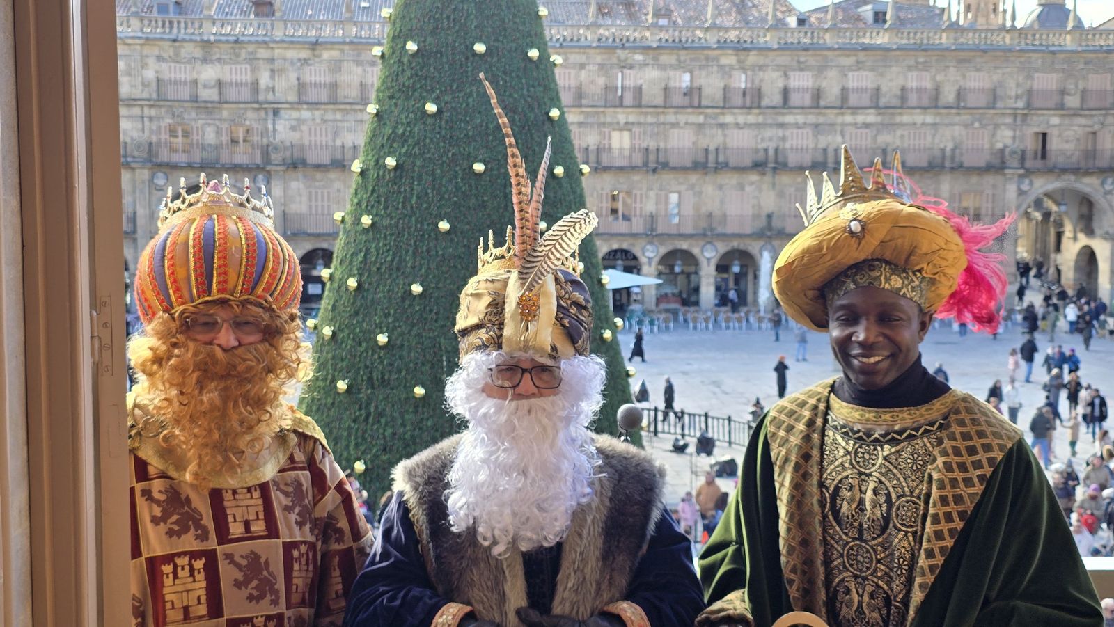 El alcalde de Salamanca, Carlos García Carbayo, recibe a sus Majestades los Reyes Magos y Concierto de Chloe DelaRosa en la Plaza Mayor