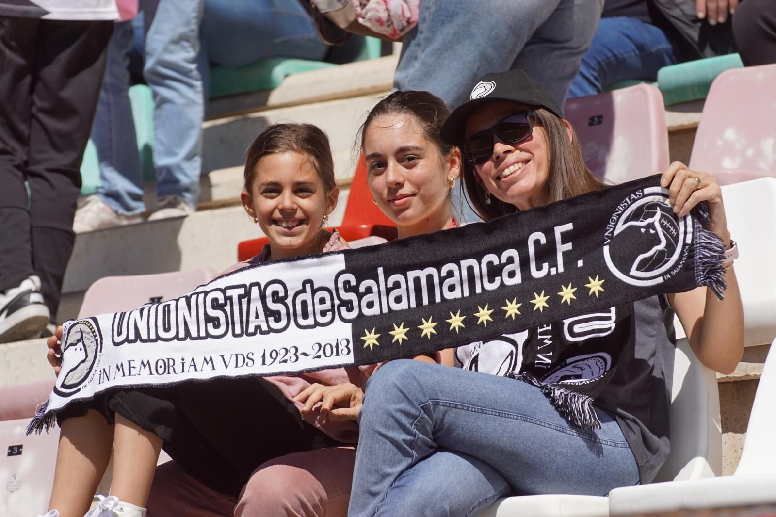 Gran ambiente en la grada para ver el partido entre Zamora - Unionistas en el Estadio Ruta de la Plata