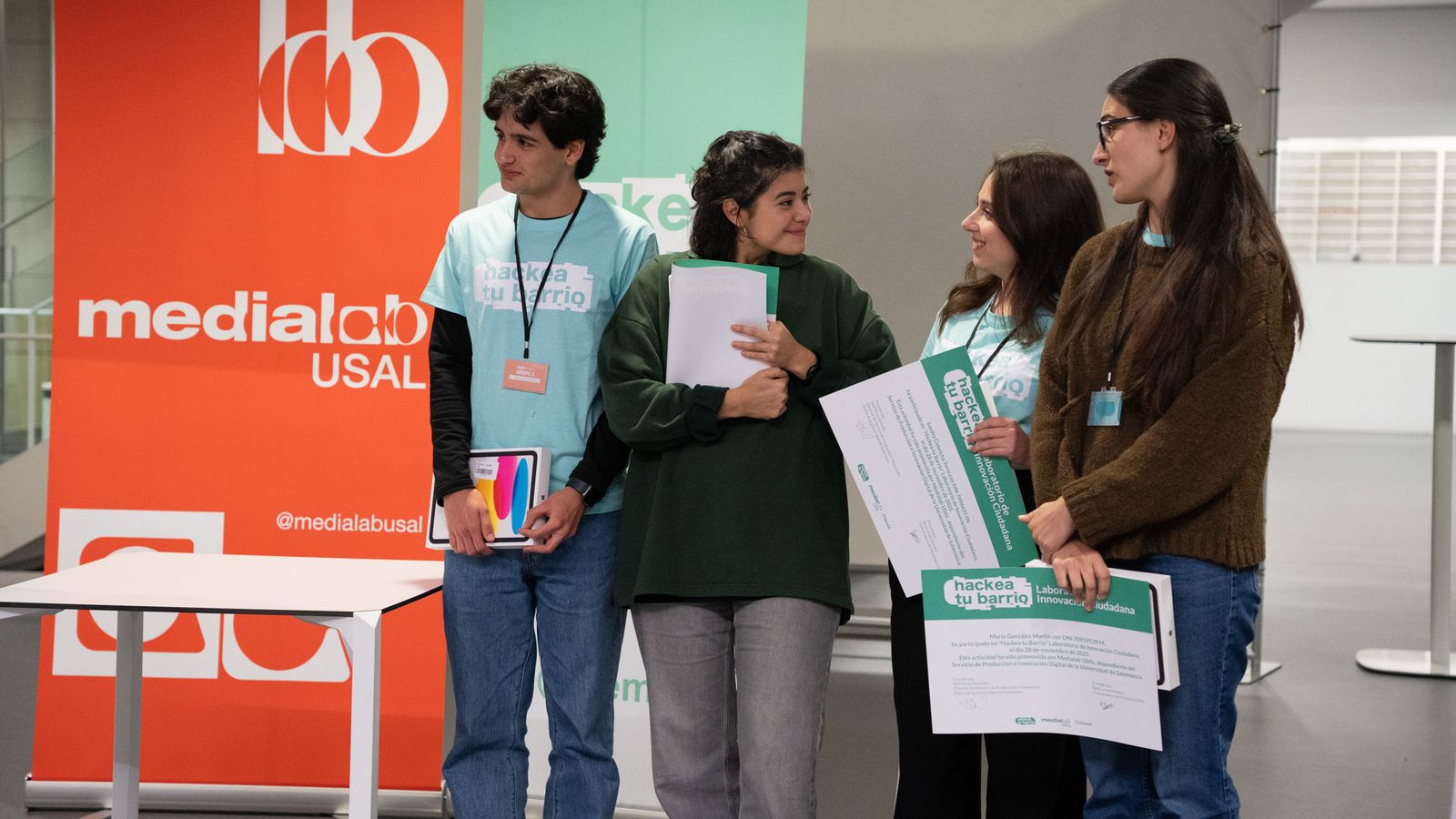 María González Martín, Sandra Cidoncha Torío, Ubay Figuera Morales y Natalia Arcajo Fuente, cuatro estudiantes de la USAL, autores del proyecto 'Refugios naturales contra el calor'