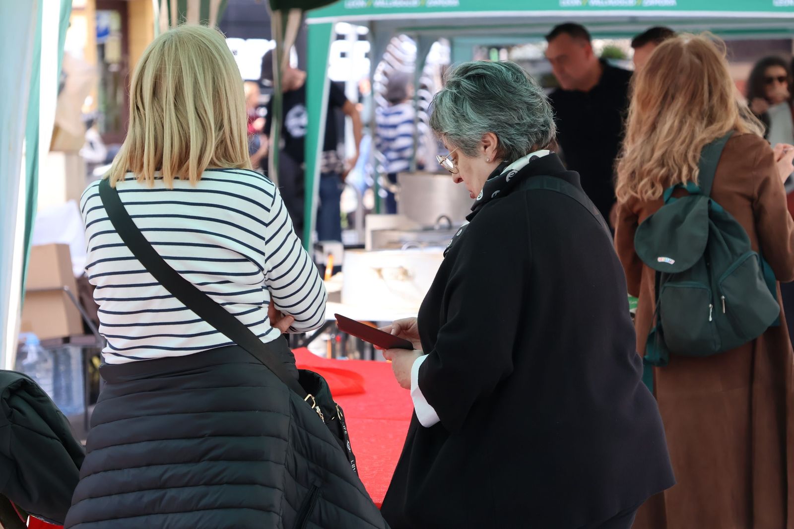 GALERÍA | Decenas de zamoranos disfrutan de las sopas de ajo más solidarias