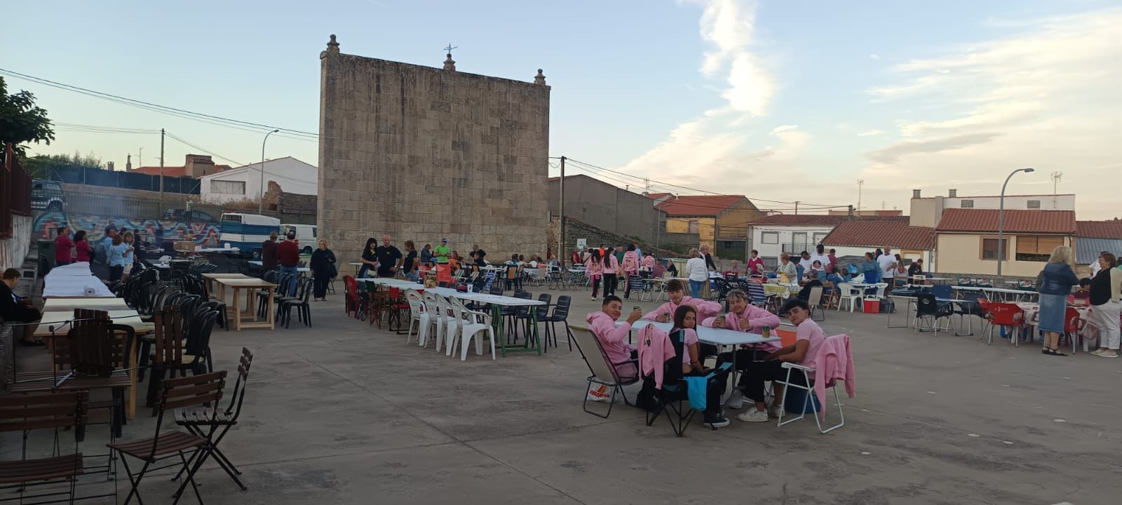 Los vecinos de Pereña de la Ribera se van de cena popular