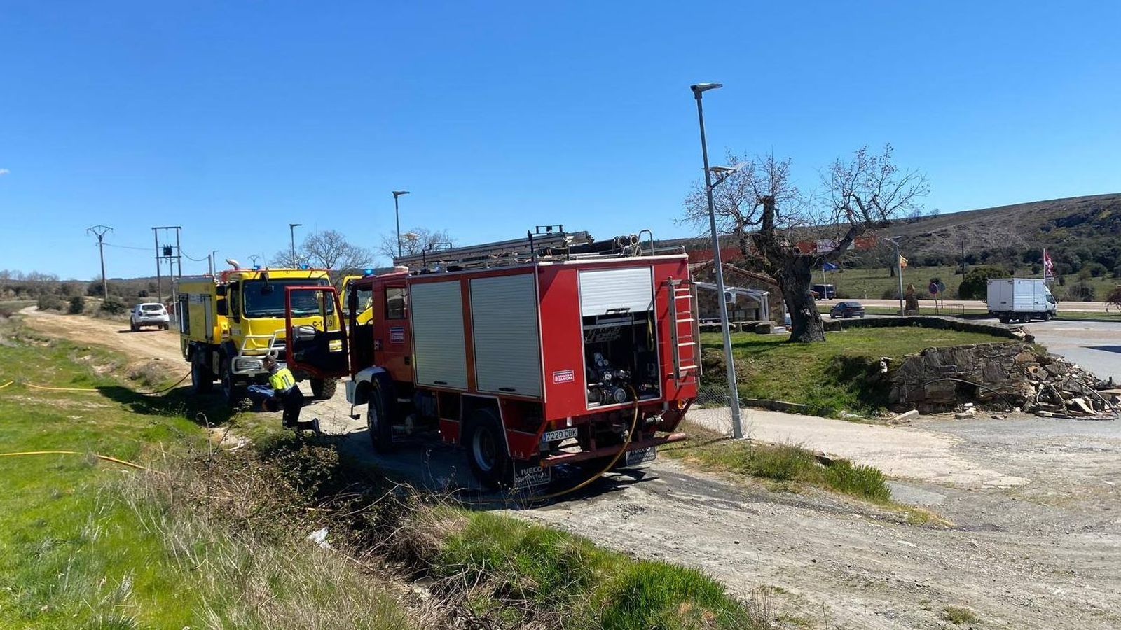 Los efectivos que intervinieron con la gasolinera al fondo de la imagen