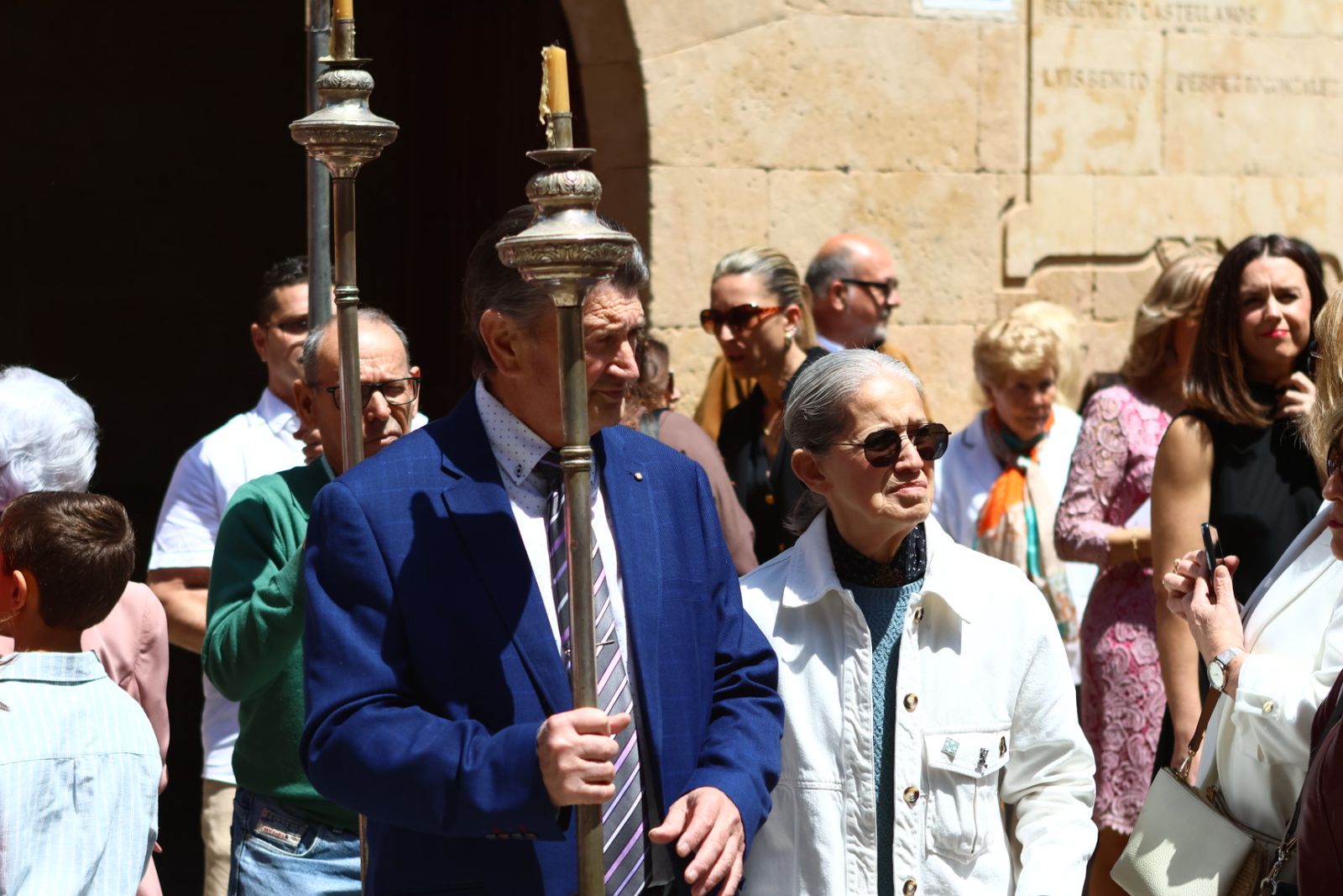 La devoción llena Villamayor en la salida procesional de Nuestra Señora de los Remedios