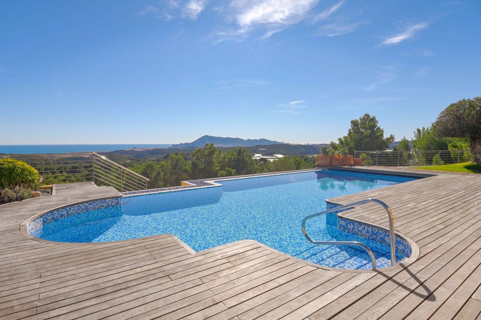 Piscina de una casa.   BELVILLA   Archivo