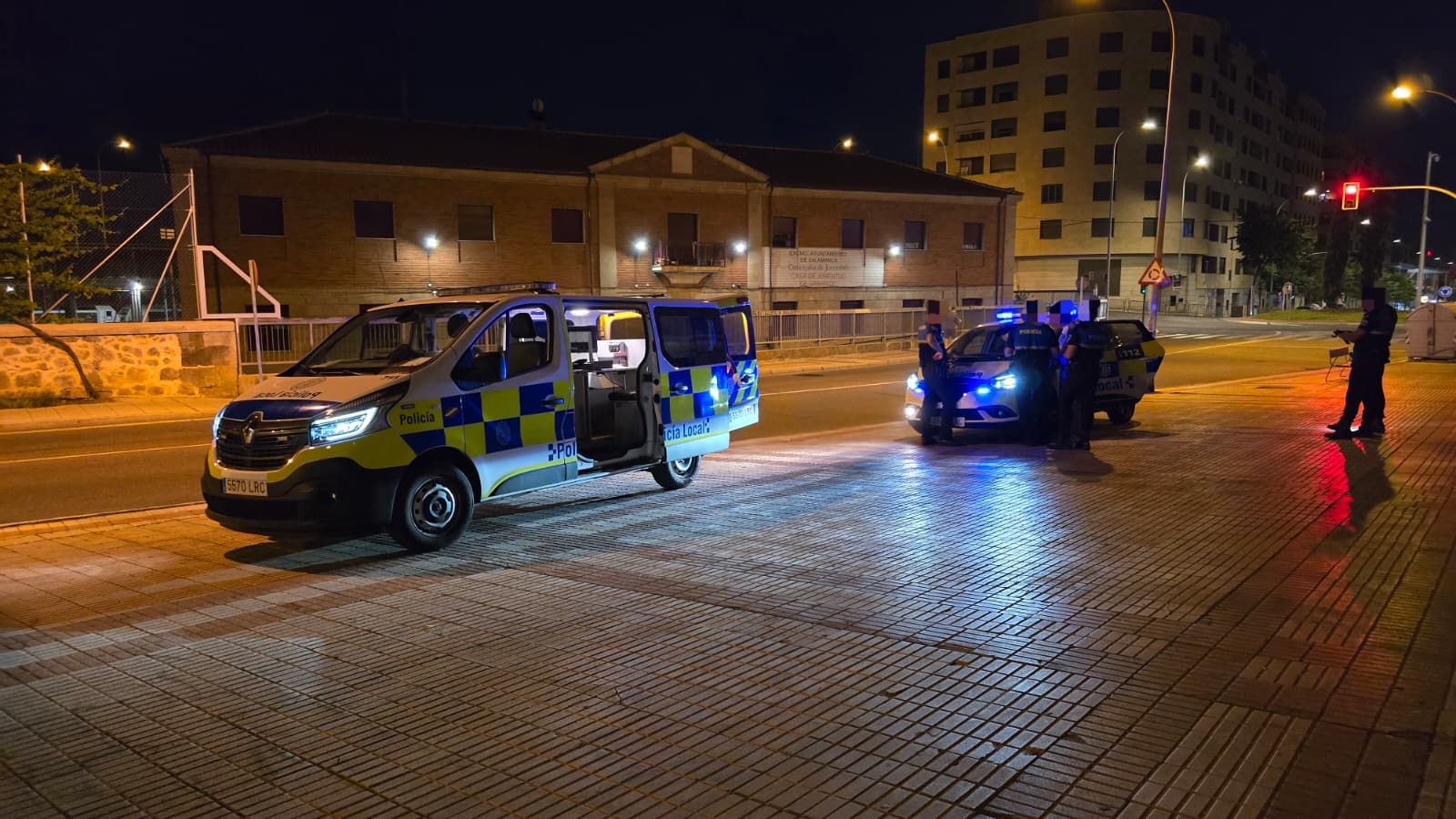 Un conductor impacta contra unos contenedores y un vehículo y se da a la fuga