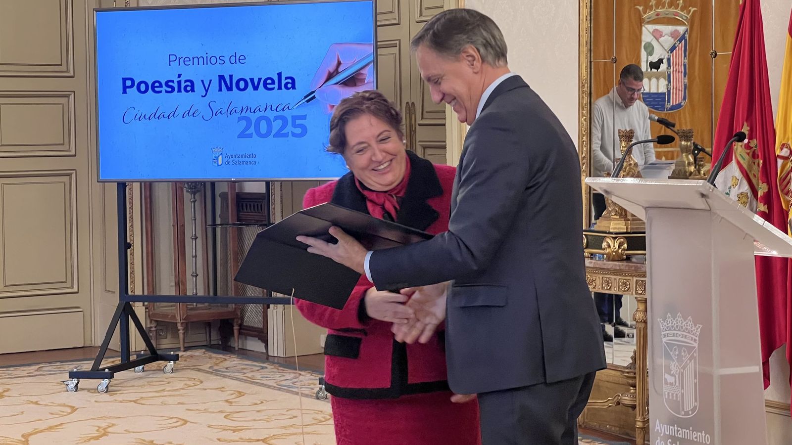 Mercedes Escolano recibe el premio de manos del alcalde