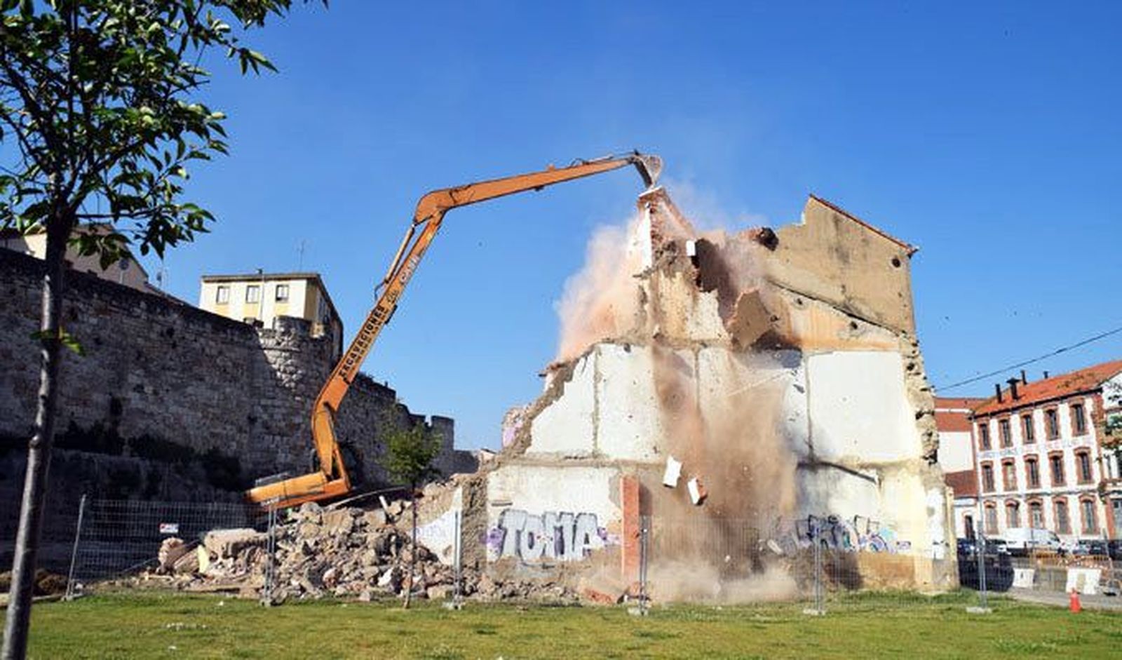 La muralla deja a la vista 160 metros lineales tras el derribo del número 31 de la avenida la Feria