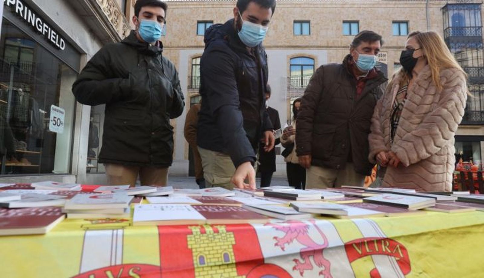 Nuevas Generaciones reparte ejemplares de la Carta Magna en la plaza del Liceo para celebrar el Día de la Constitución