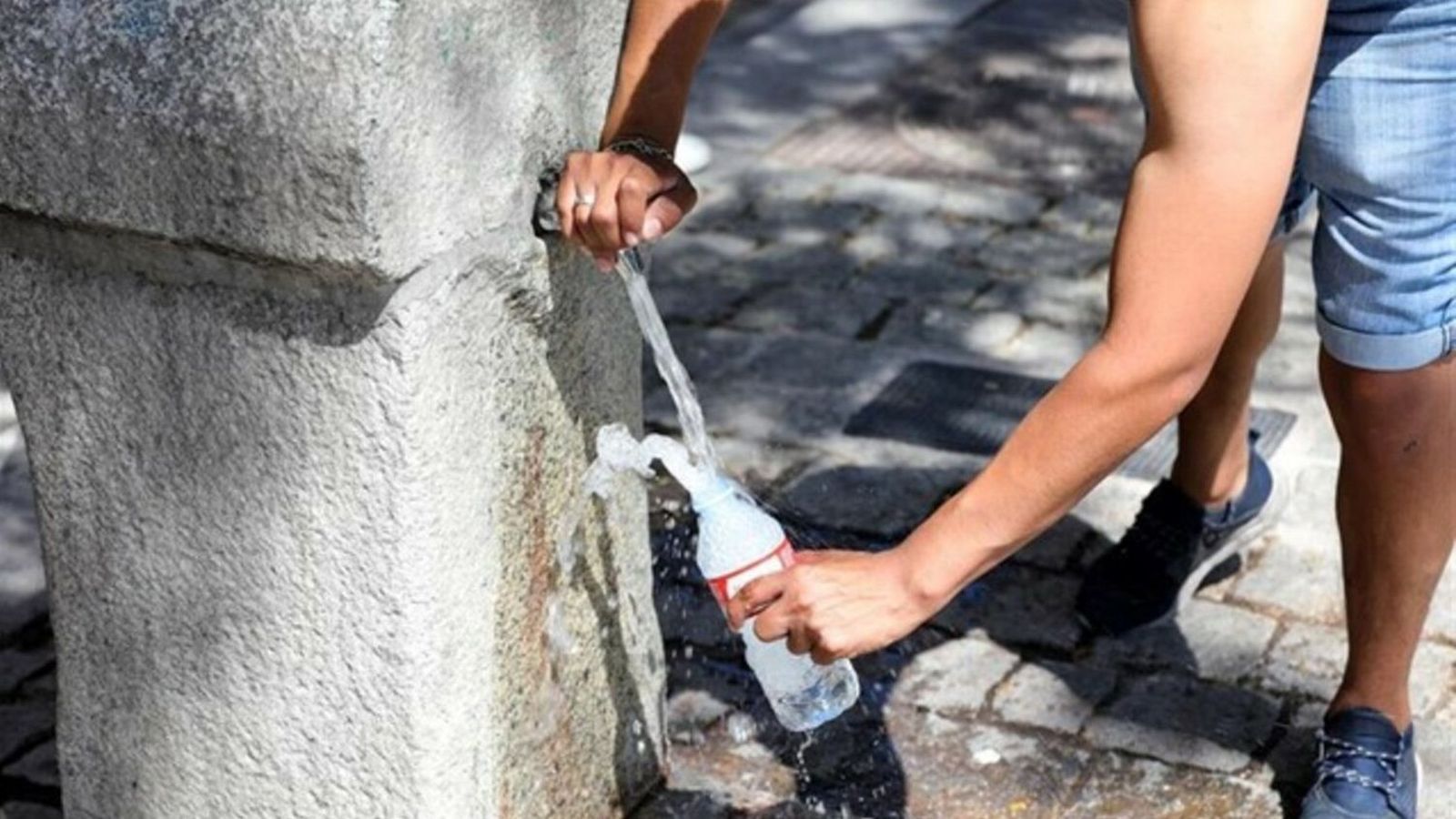 Calor, agua, verano, fuente. Imagen de archivo