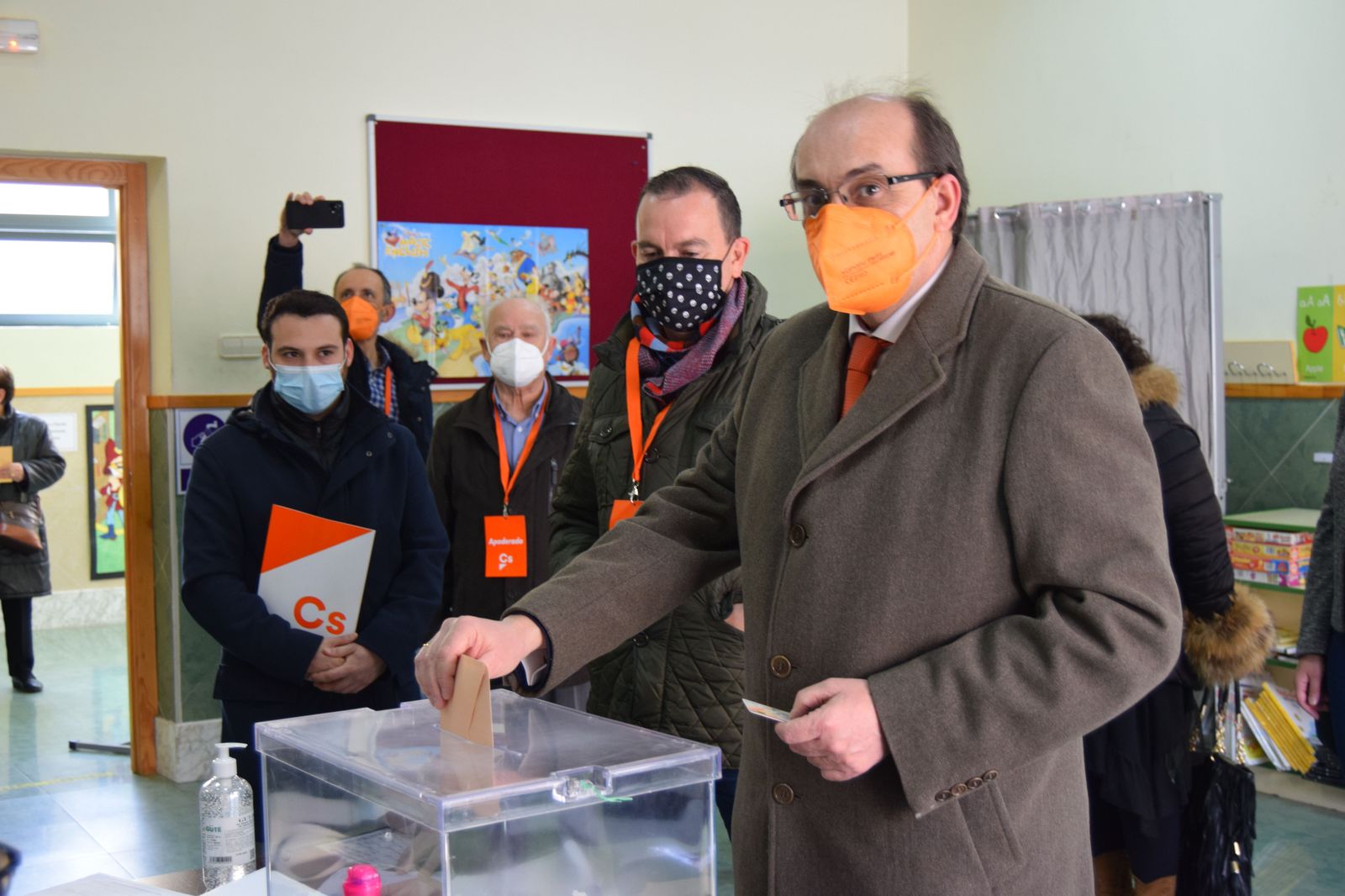 Alfonso Martín ejerce su derecho al voto en el colegio San José de Calasanz