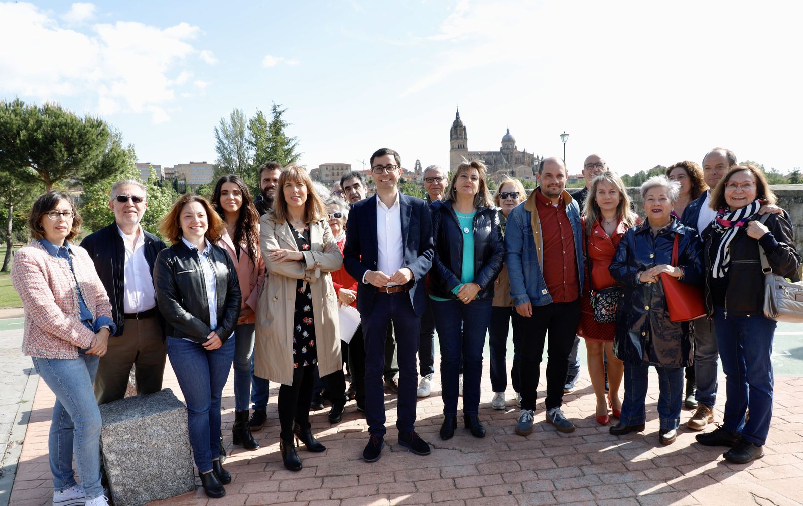 Candidatos del PSOE al Ayuntamiento de Salamanca posan ante el Puente Romano en el acto de cierre de campaña | Foto: Susana Martín (Agencia ICAL)
