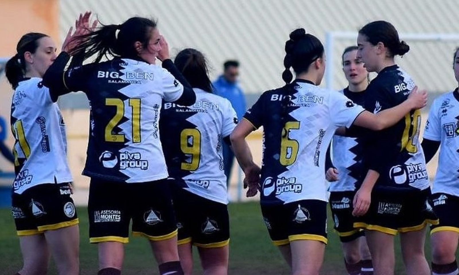 Las jugadoras de Unionistas femenino celebran un gol