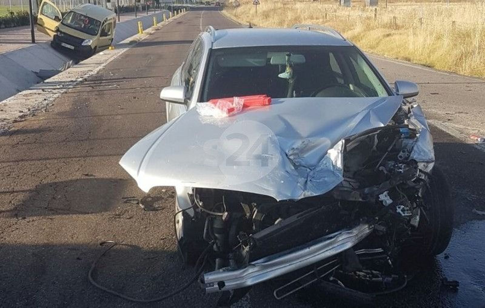 Cuatro heridos en una colisión entre un turismo y una furgoneta en Villares