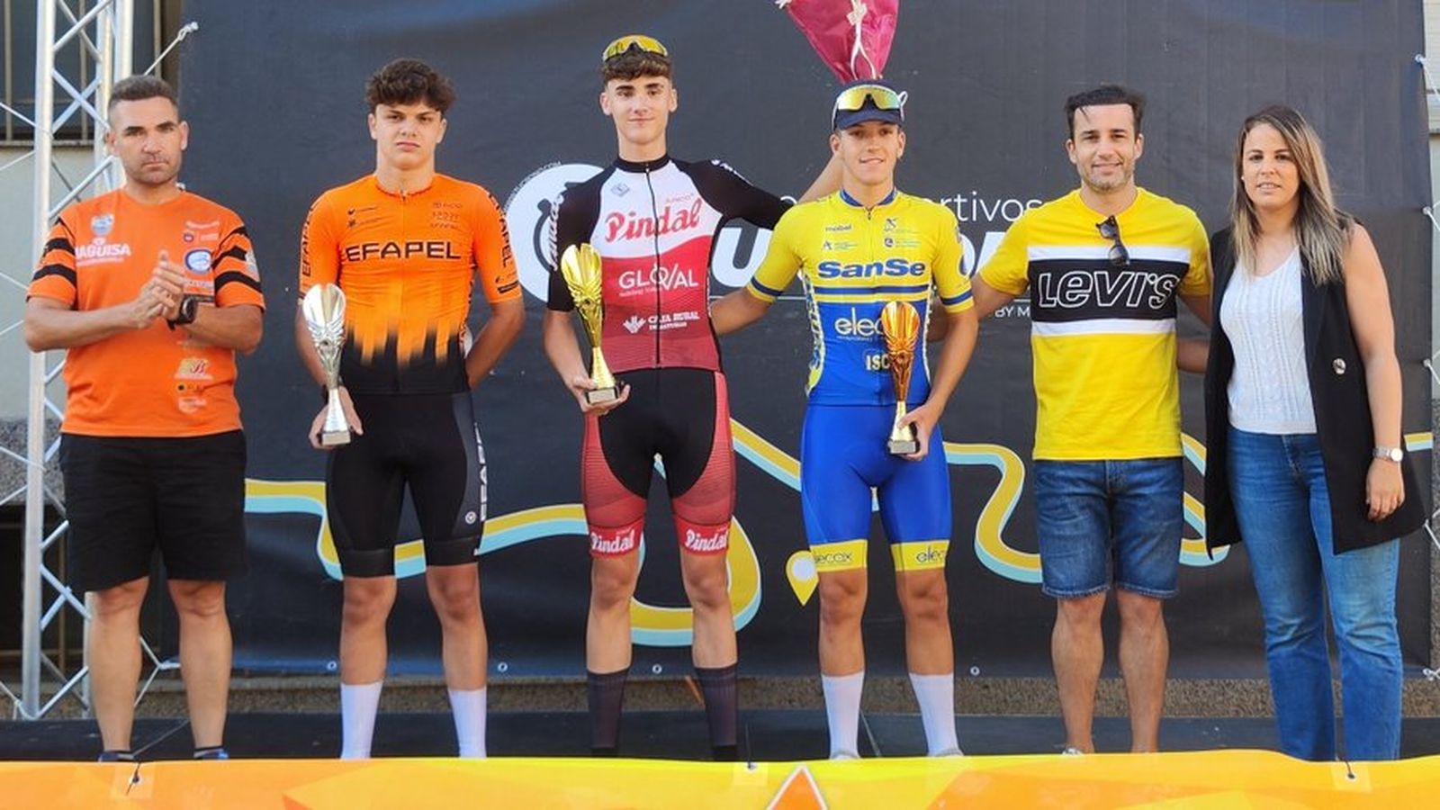 Podio de la segunda etapa de la V Vuelta Ciclista Guijuelo Cadete