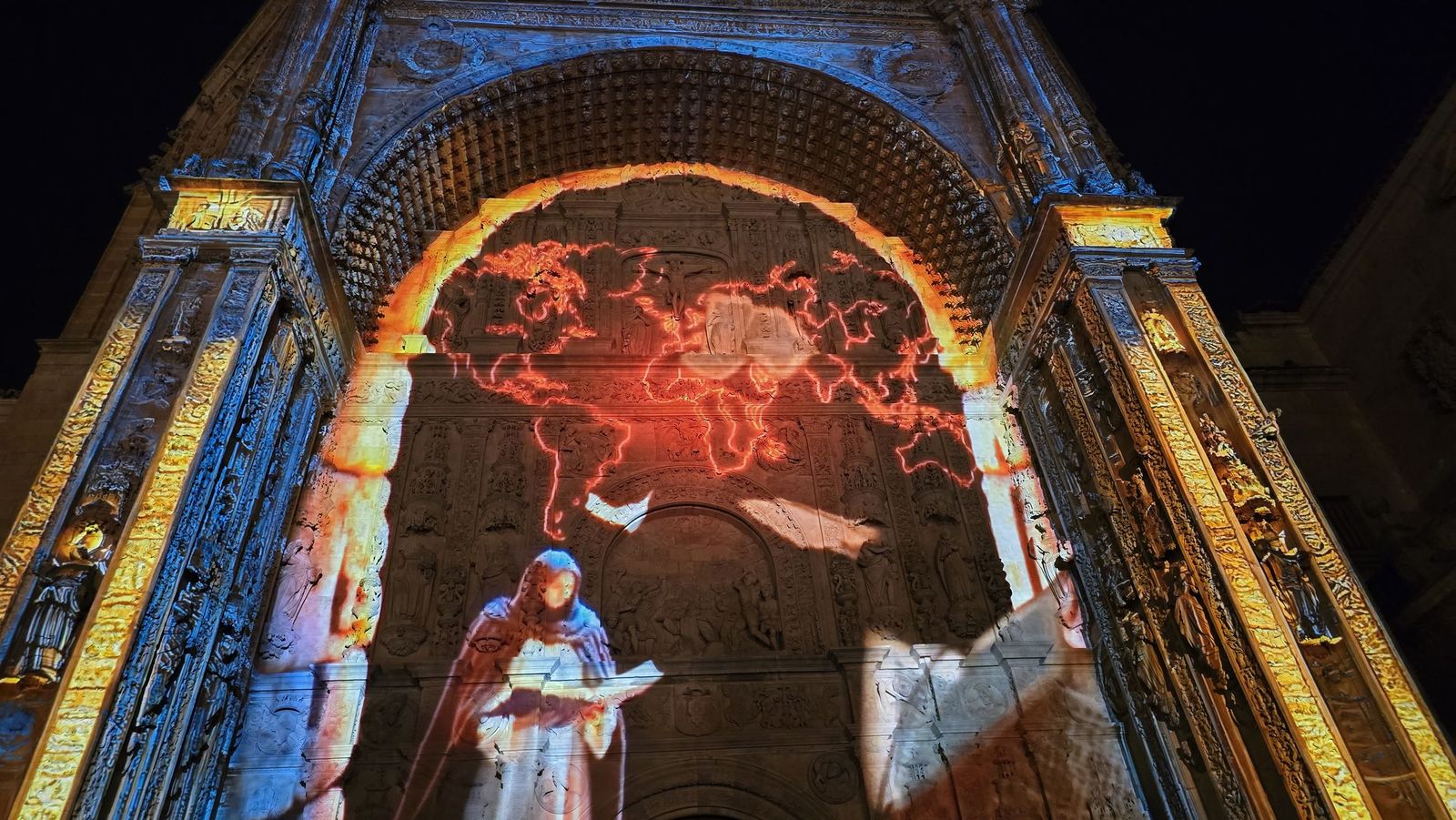 Videomapping en la fachada de la iglesia de San Esteban por la conmemoracion de el V Centenario de la Escuela de Salamanca