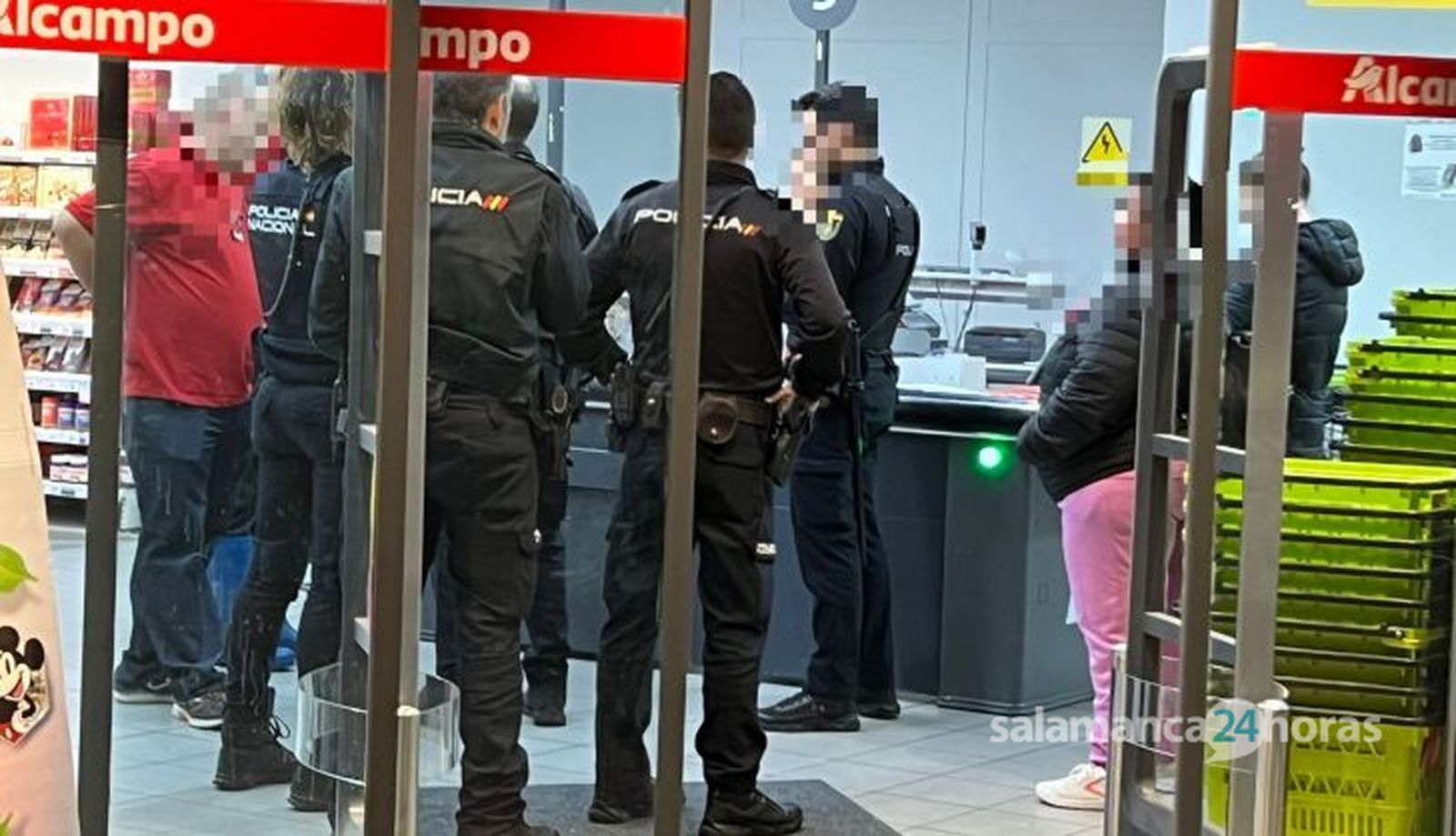  Despliegue policial en la calle Alfonso de Castro