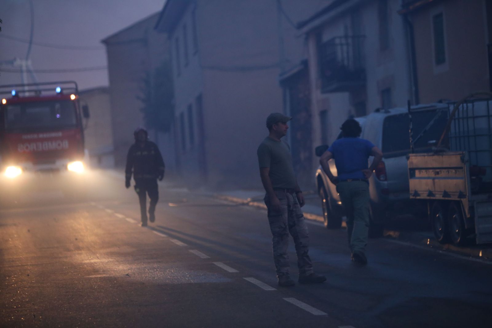 Las llamas entran en el casco urbano de Losacio Foto J.Leal ICAL (4)