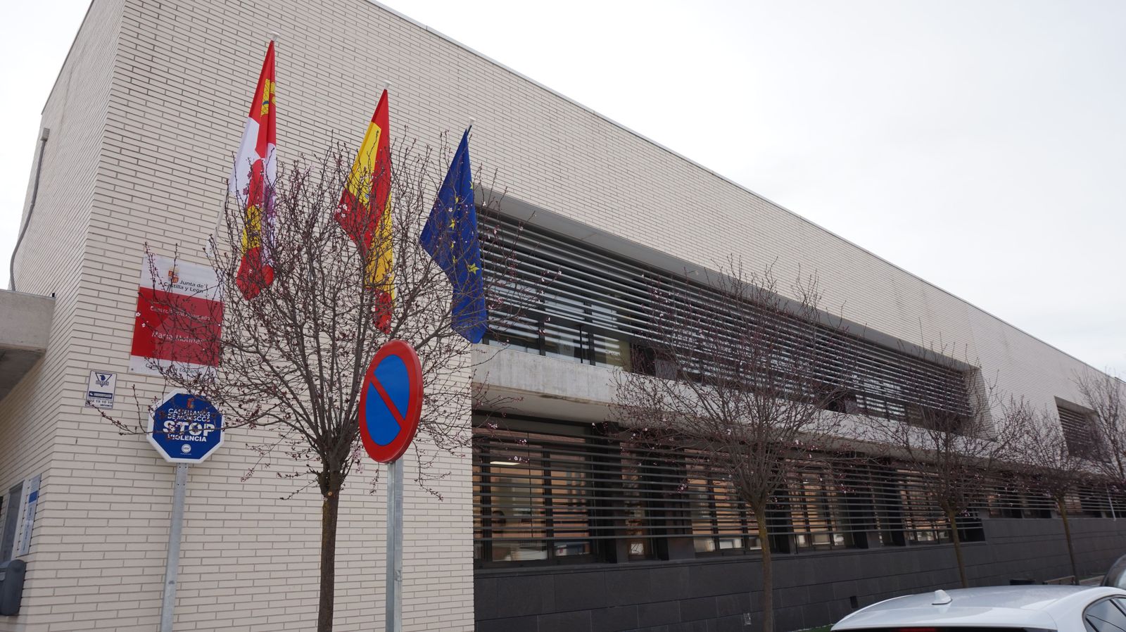 el-director-general-de-centros-e-infraestructuras-jose-migel-saez-visita-la-ultima-fase-al-ceip-maria-moliner-de-castellanos-de-moriscos-55