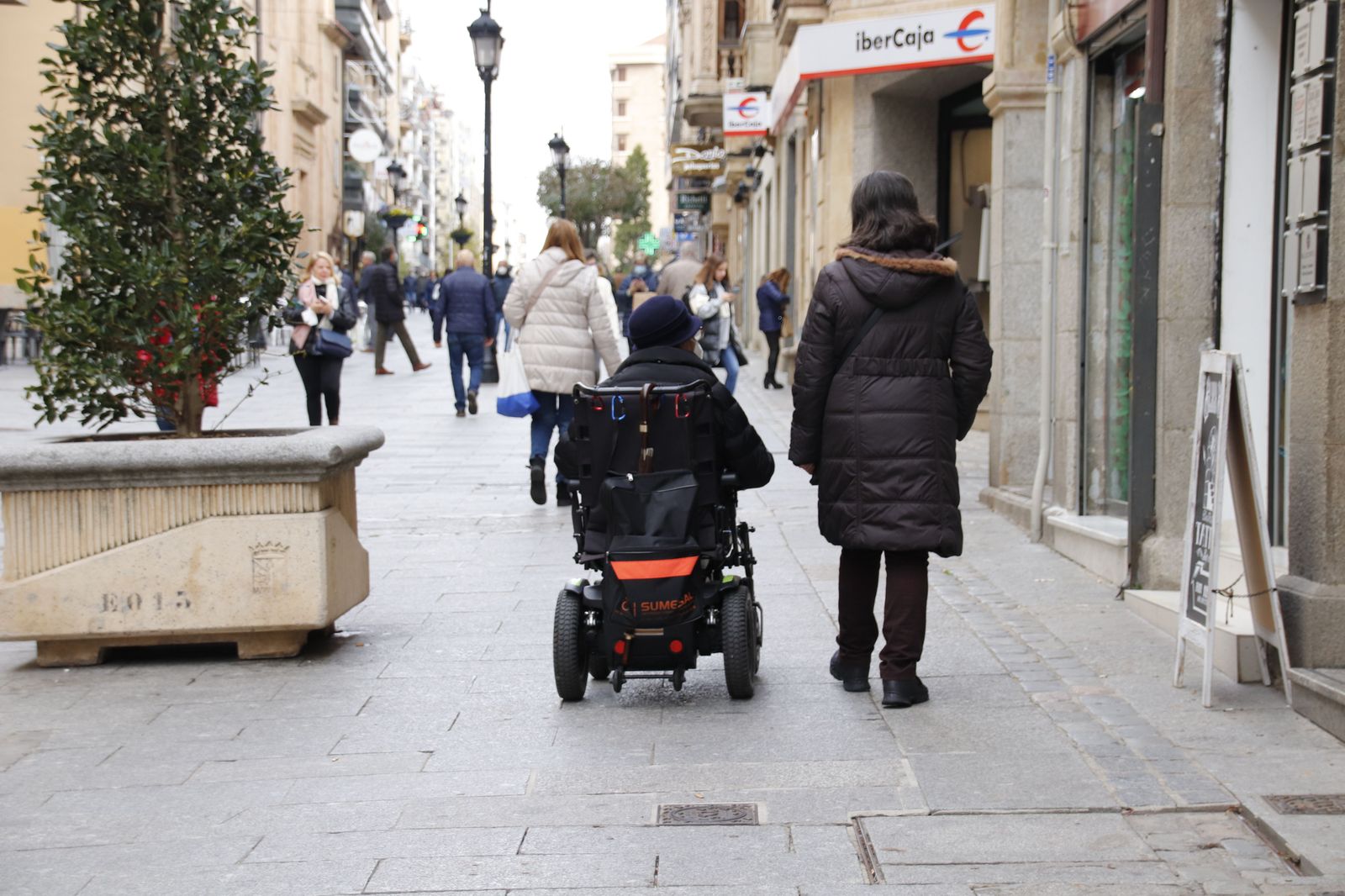 Gente paseando en invierno