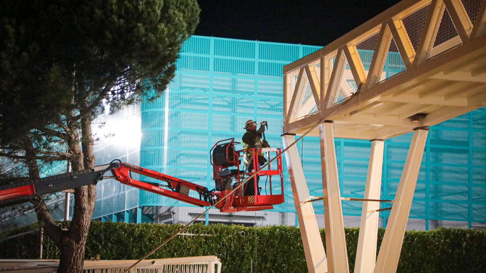 Instalación de la pasarela peatonal  en Carbajosa