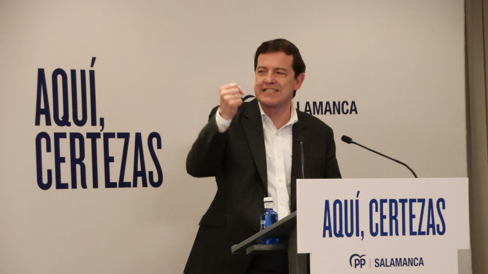 Alfonso Fernández Mañueco y Carlos García Carbayo, participan en el acto de cierre de la campaña electoral en Salamanca