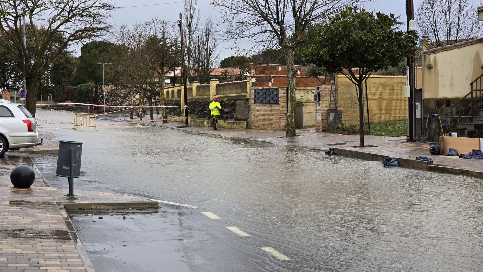 Movilizados los bomberos por una inundación en las calles de Miranda de Azán